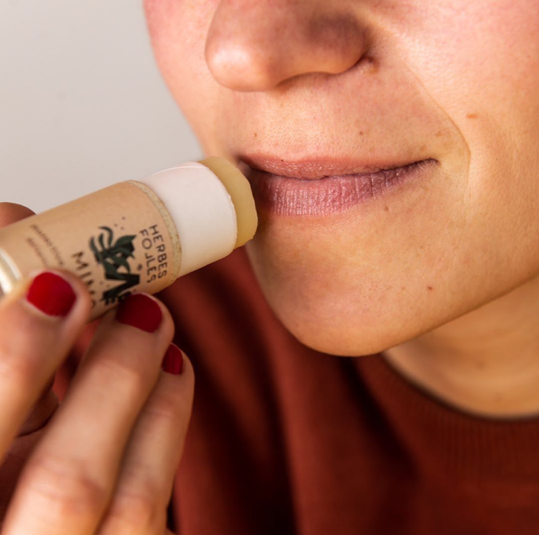 Cremes para o rosto feitos com ervas daninhas? Sim, existem, e são espetaculares