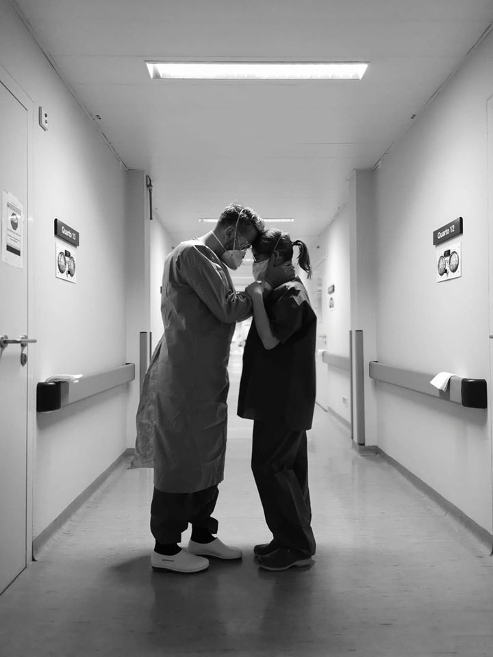 COVID-19. A história da foto de Nuno e Viviana, que está a emocionar Portugal: “Nunca vos faltaremos”