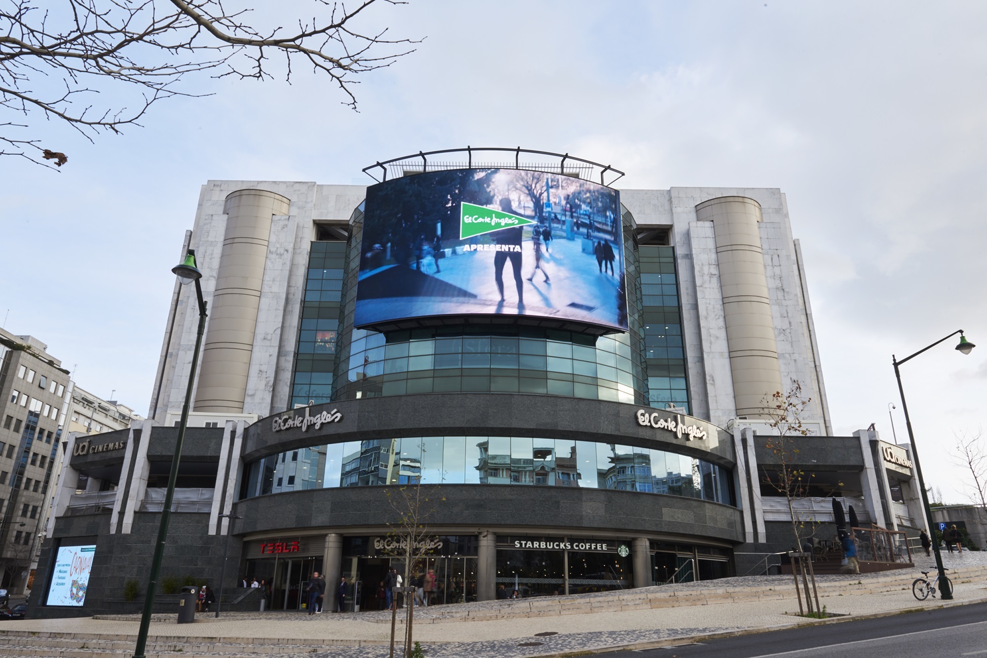 El Corte Inglés ainda não pode vender roupa. Regras são desiguais entre grandes superfícies e armazéns