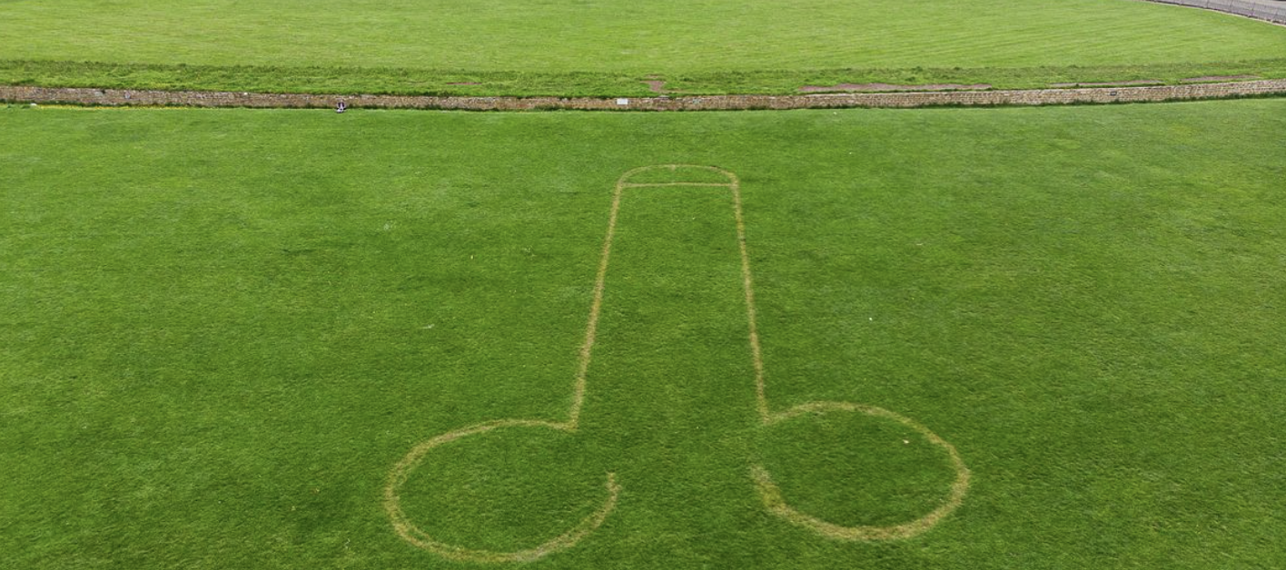 Coroação do rei Carlos III. O gigantesco pénis que está a deixar a casa real embaraçada