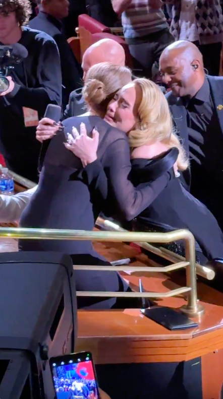 Adele abraça Céline Dion durante um concerto e desaba em lágrimas. Veja o momento emocionante