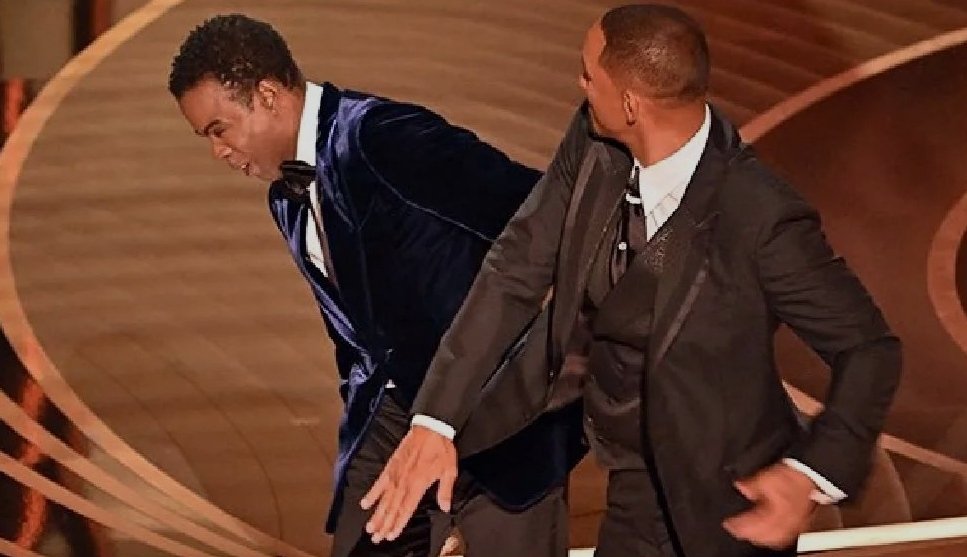 Will Smith agrediu Chris Rock em direto no palco dos Óscares. Veja o momento