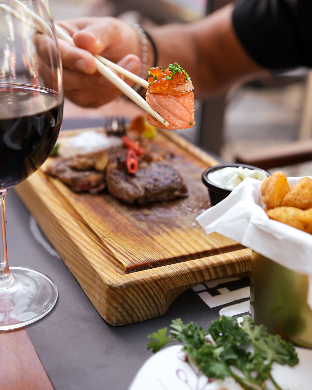 Na Margem Sul, um restaurante de carne serve sushi e vice-versa. Confuso? Explicamos tudo