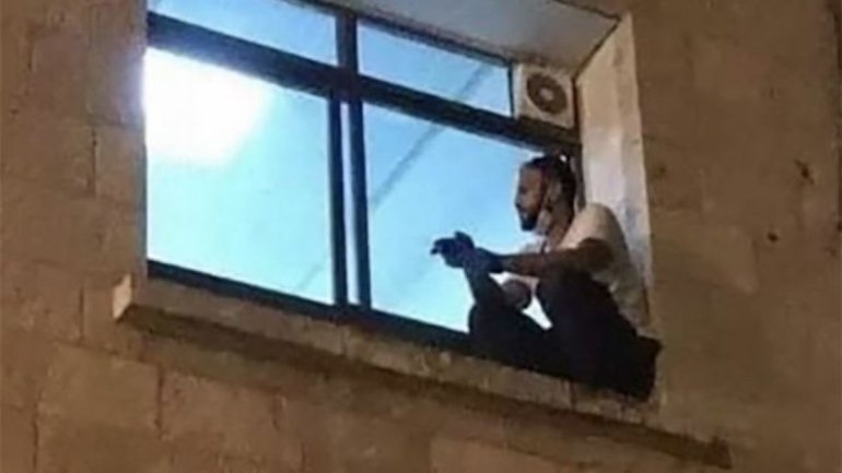 Jovem escala até à janela de hospital para se despedir da mãe, que morreu vítima de COVID-19