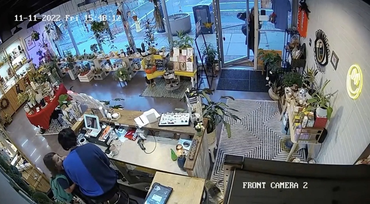 Menino de 10 anos pede a colaboradora de loja para fingir ser a sua mãe e evita ser raptado. Veja o momento