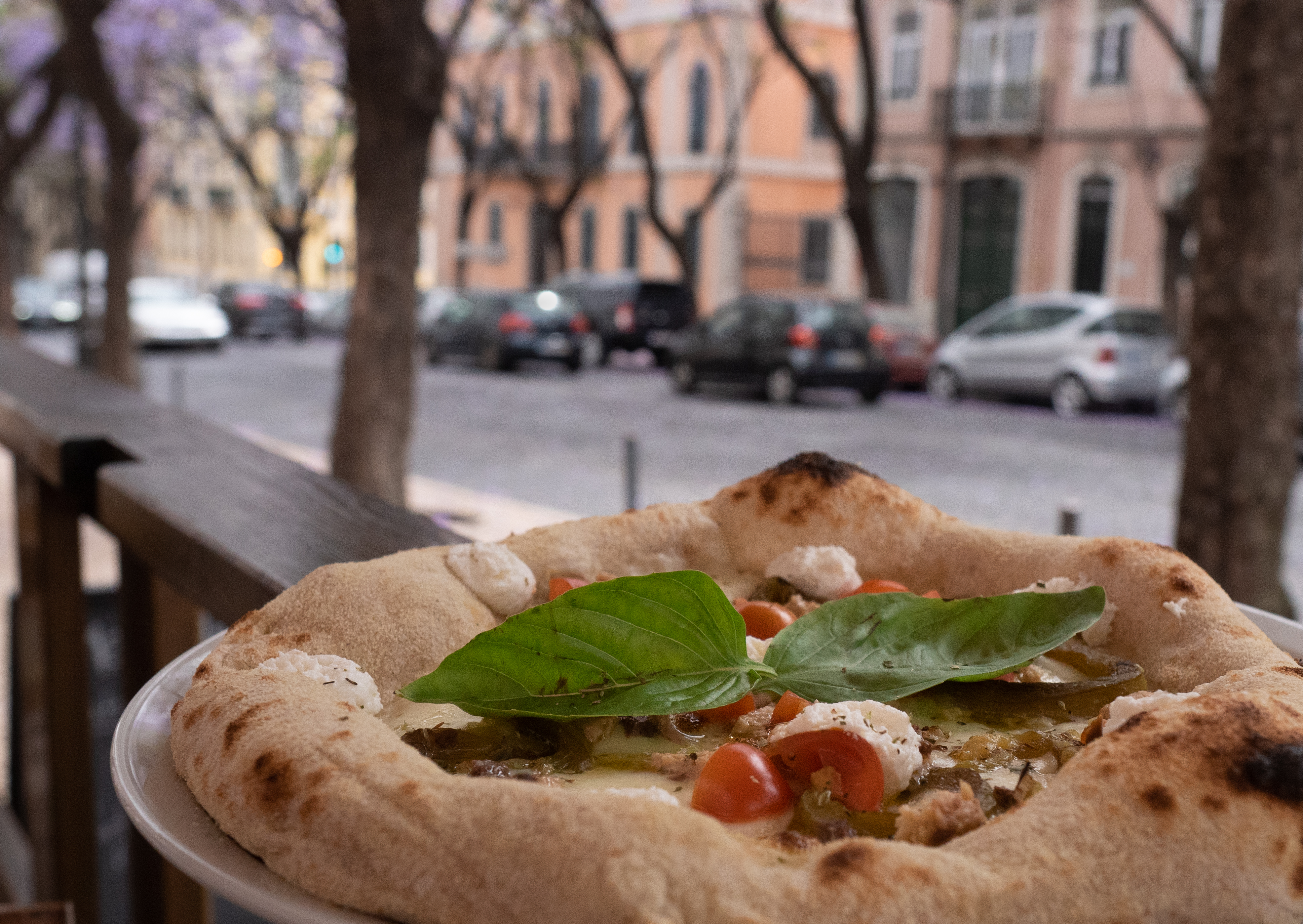 Não fique triste. Não há arraiais de Santo António, mas há pizza de sardinha no Veramente
