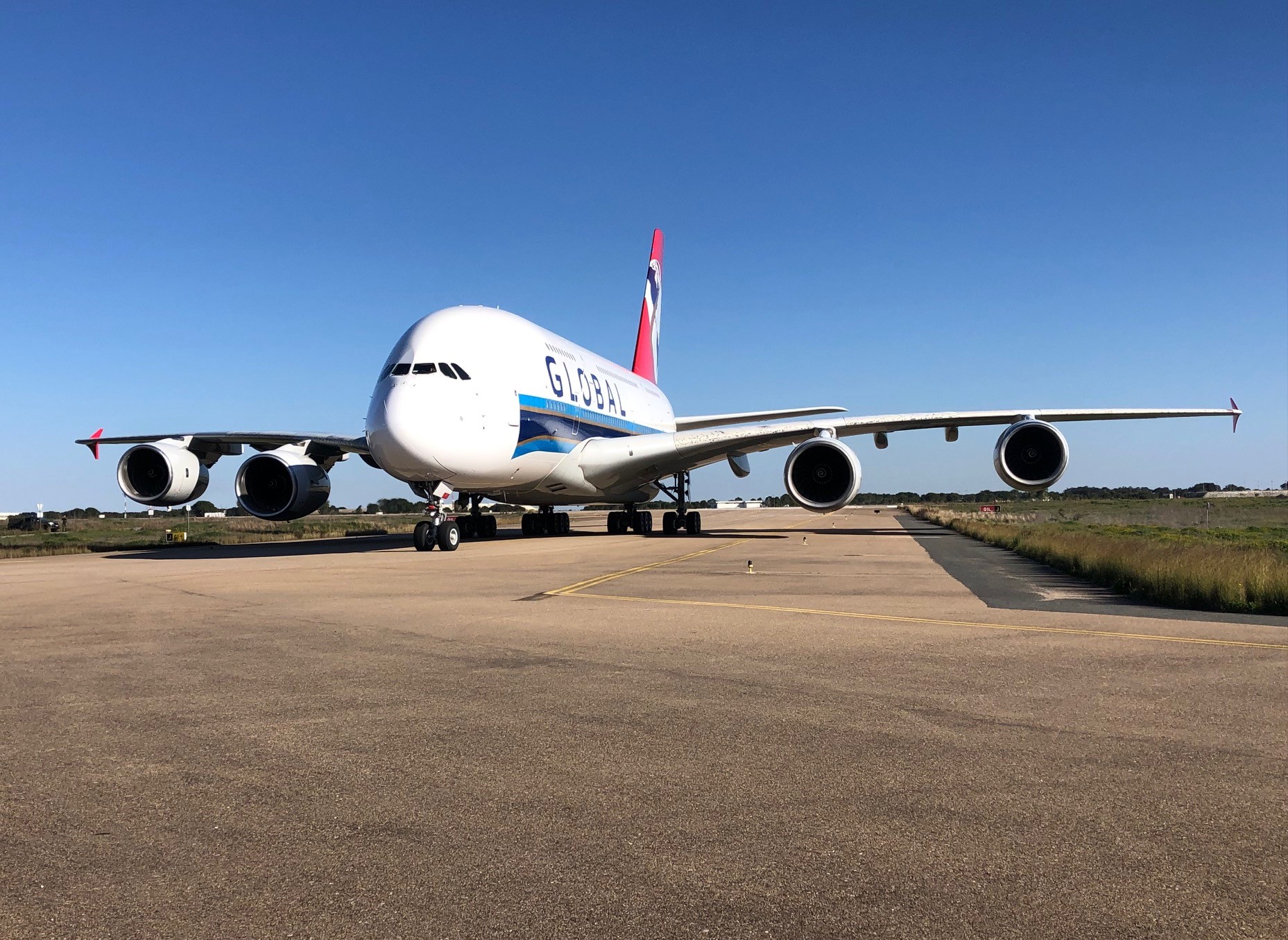 Aterrou no Alentejo o maior avião do mundo. Leva 850 passageiros e há 6 anos que não vinha a Portugal