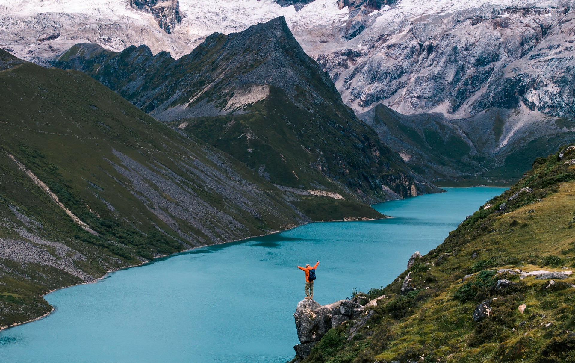 O mar, as montanhas e as cidades vistos na perspetiva impressionante dos drones