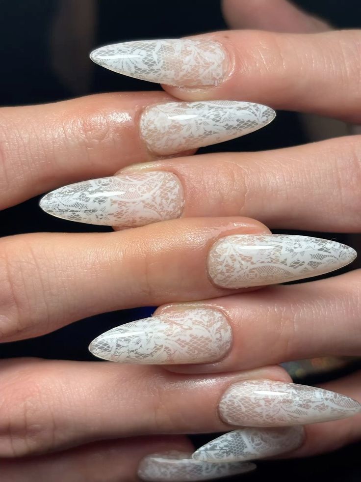 Já pode ter renda até nas unhas. Inspire-se na tendência com estas 15 manicures arrojadas
