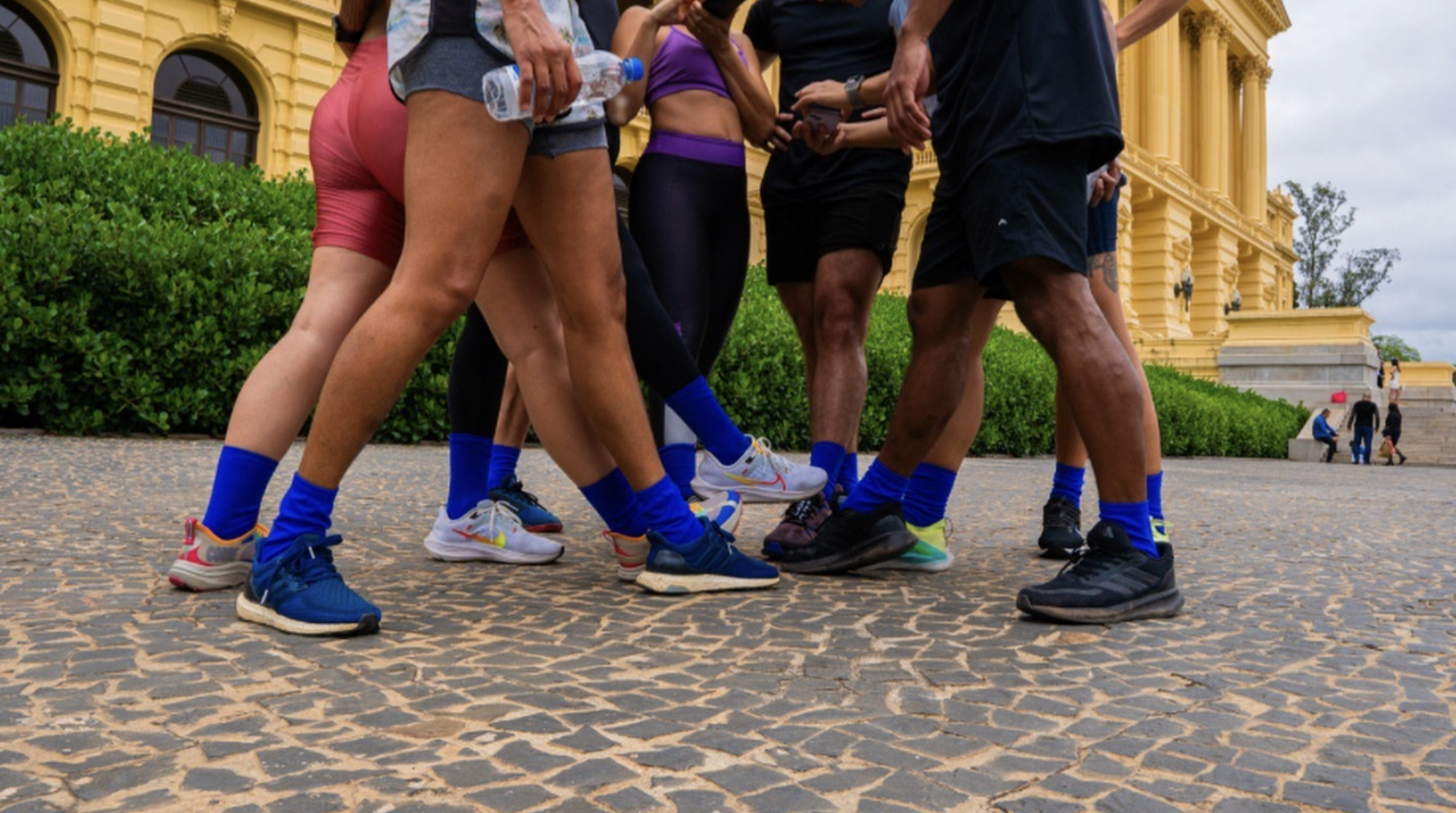 Adeus, ananás. O código de engate do momento é usar meias azuis para fazer uma corrida