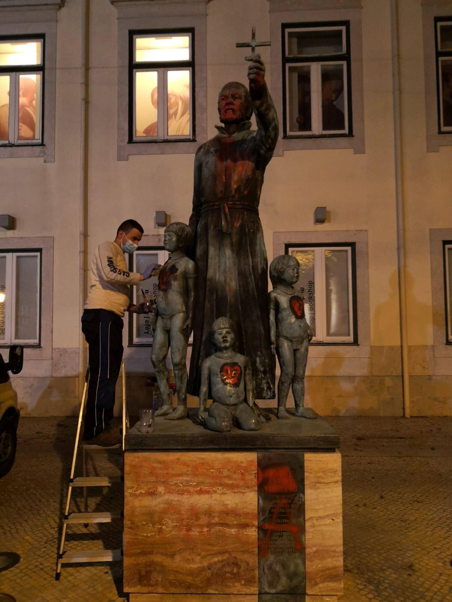 De Padre António Vieira a Cristovão Colombo. Quem foram as figuras das estátuas que estão a ser vandalizadas?