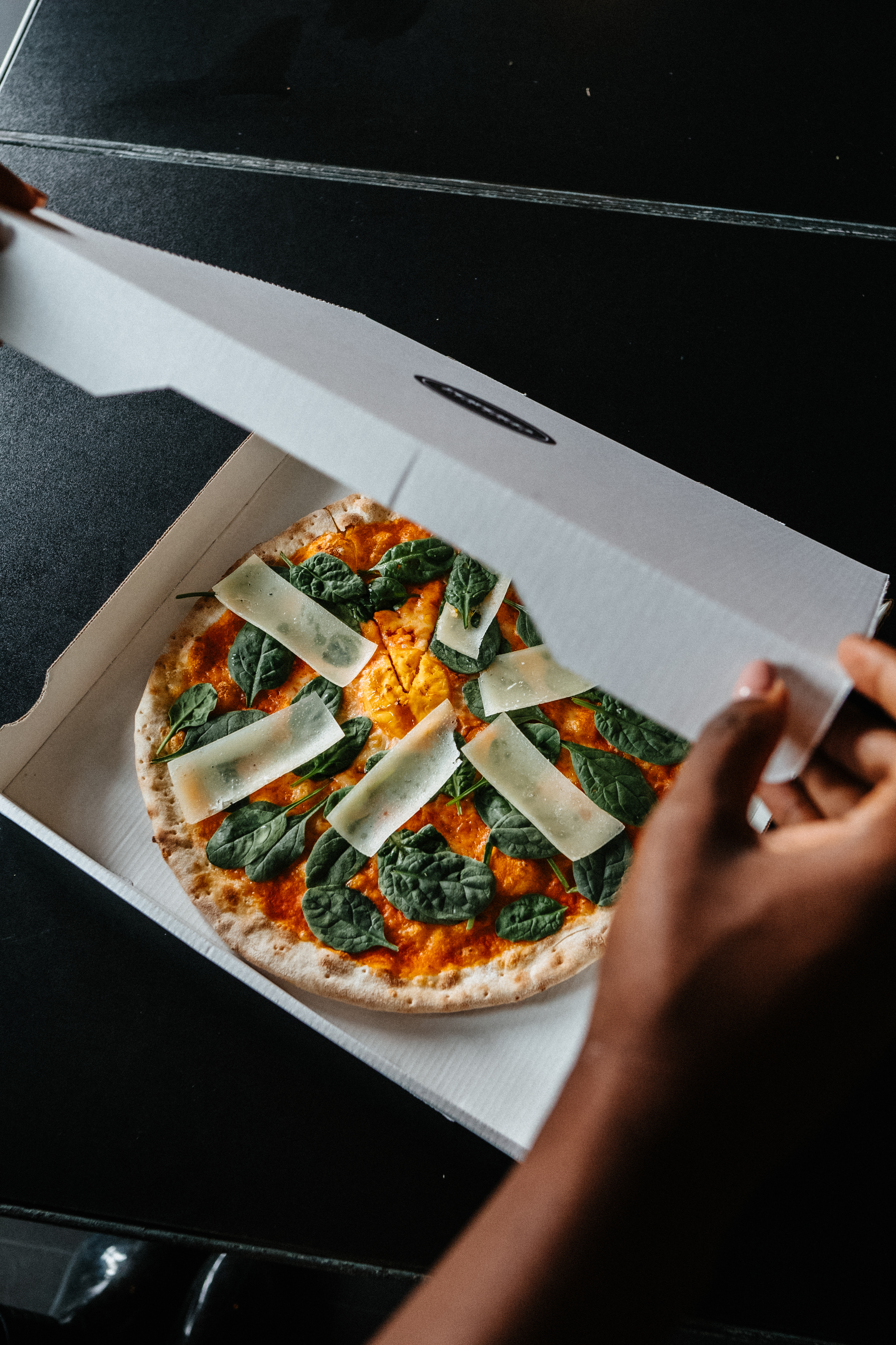 Peça uma pizza, receba outra grátis. Na Capricciosa e no Popolo, a comida é a dobrar, mas a conta não