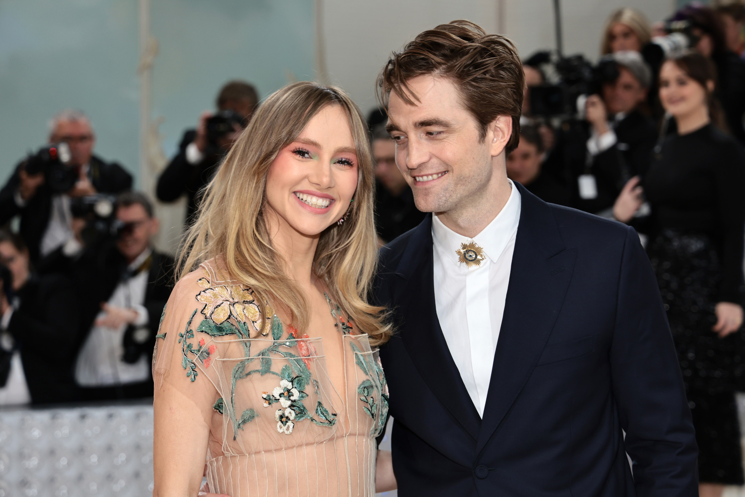 Robert Pattinson e Suki Waterhouse. A estreia na Met Gala como casal