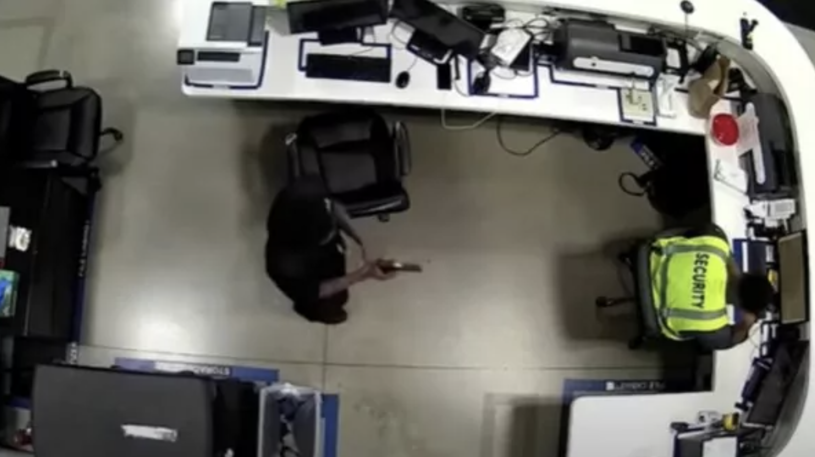 Estagiário tenta matar chefe a tiro na Amazon. Polícia apanha-o e o desfecho é trágico — veja o vídeo