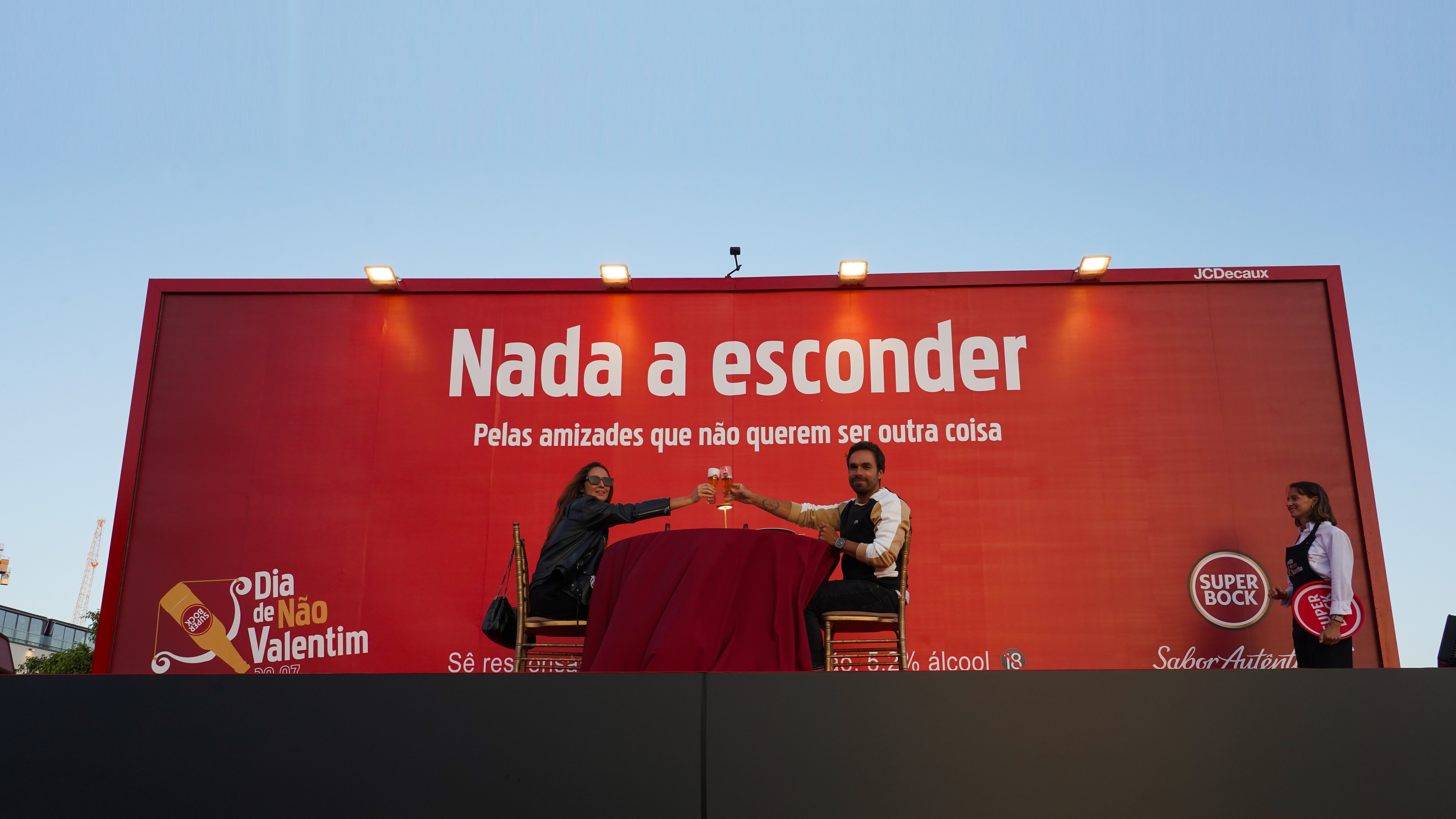 Dia de Não Valentim. Fui jantar com uma amiga — e sim, há qualquer coisa entre nós