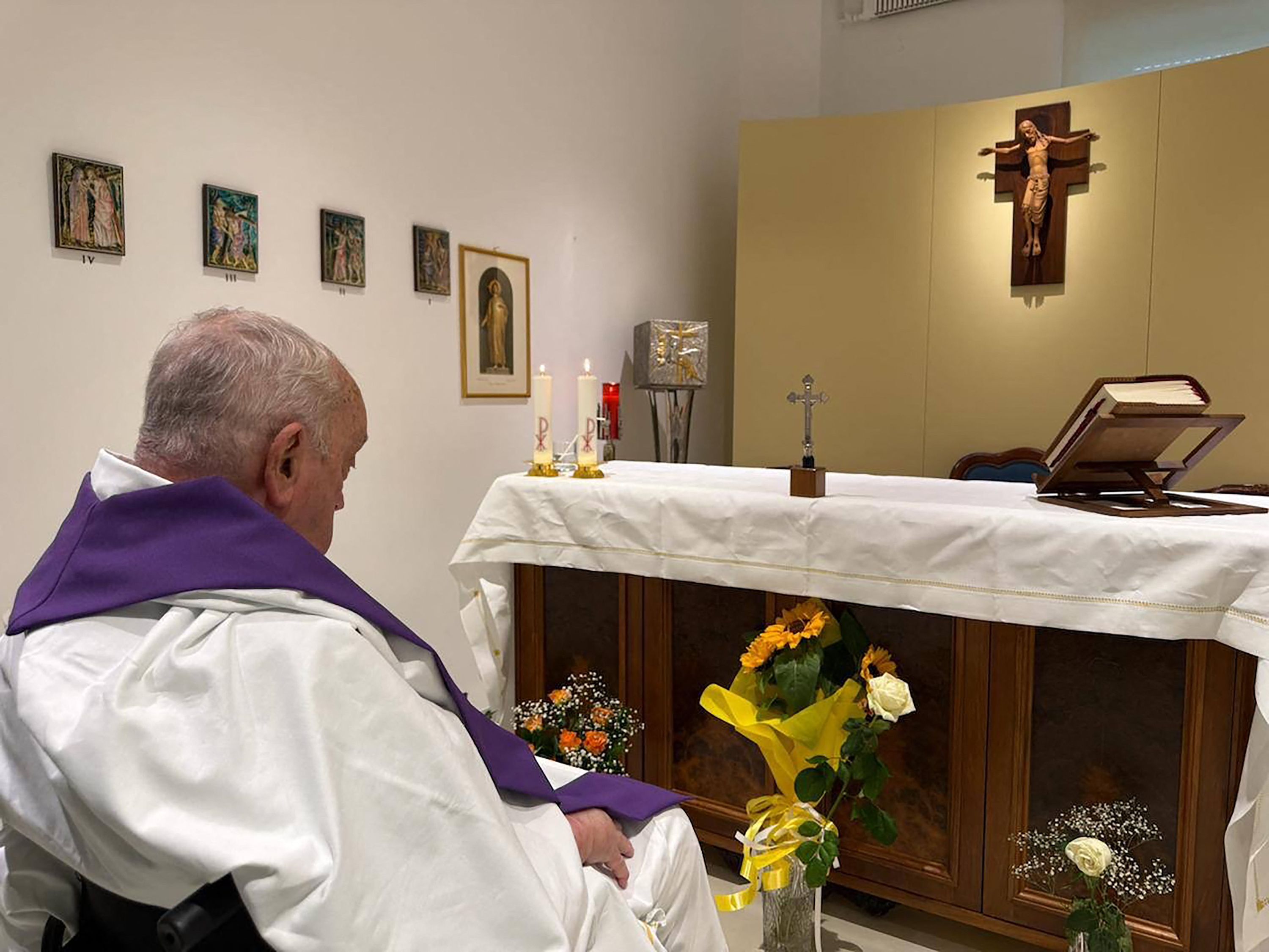 Vaticano partilha imagem de Papa Francisco a rezar no hospital