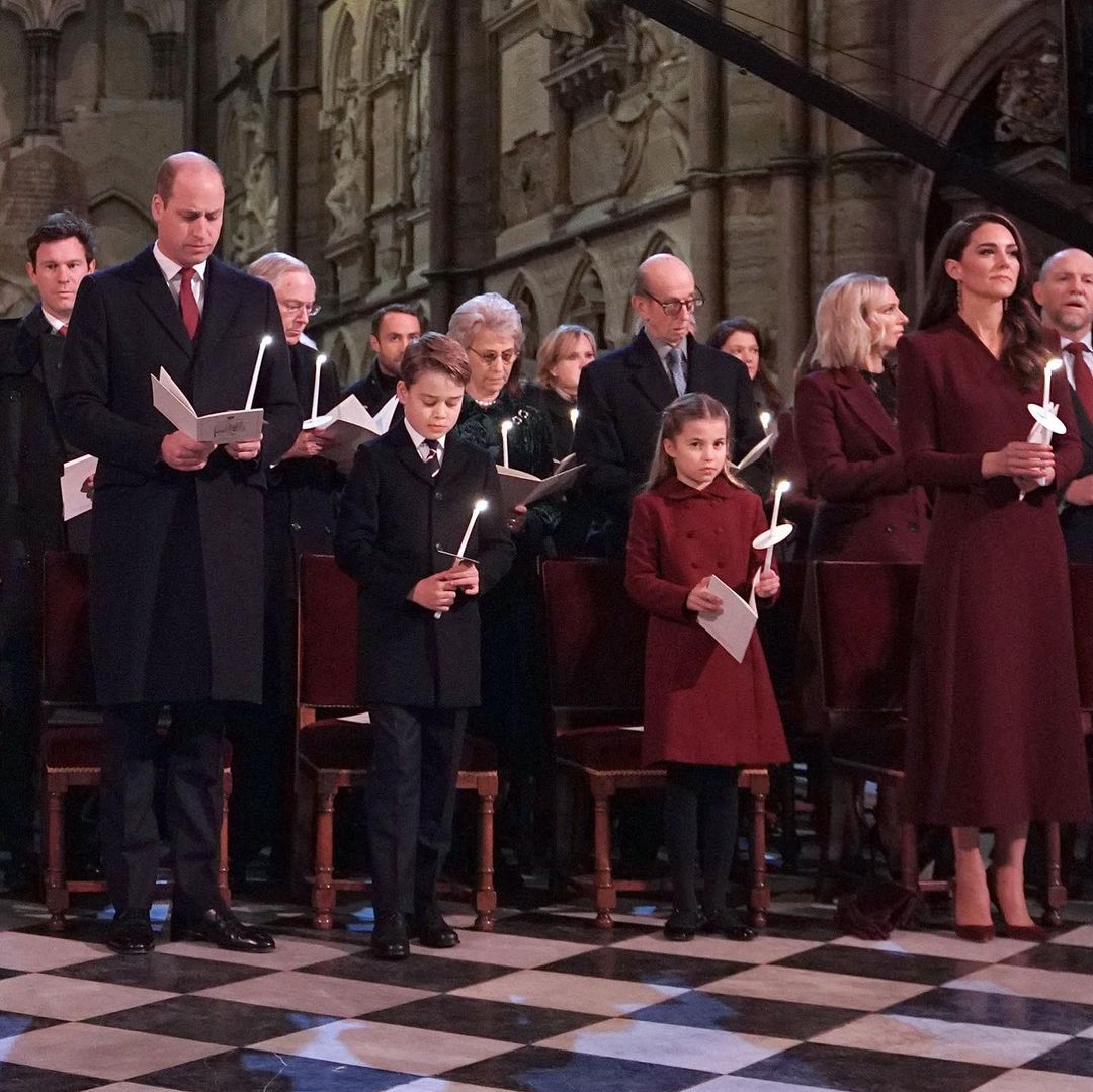 Kate Middleton e a princesa Charlotte desfilam look a condizer no concerto de Natal da família real