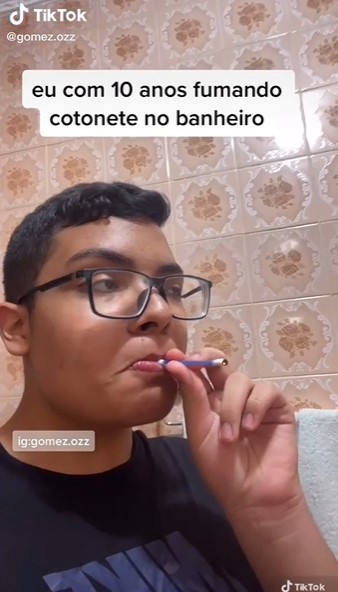 Perigo. Novo desafio viral do TikTok mostra adolescentes a fumar cotonetes