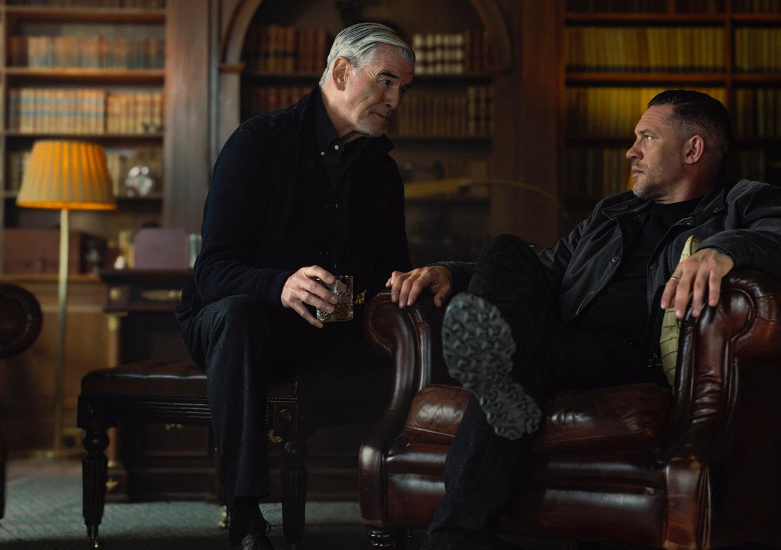 “Terra dos Bandidos”. A série mais explosiva do momento tem Pierce Brosnan e Tom Hardy no elenco