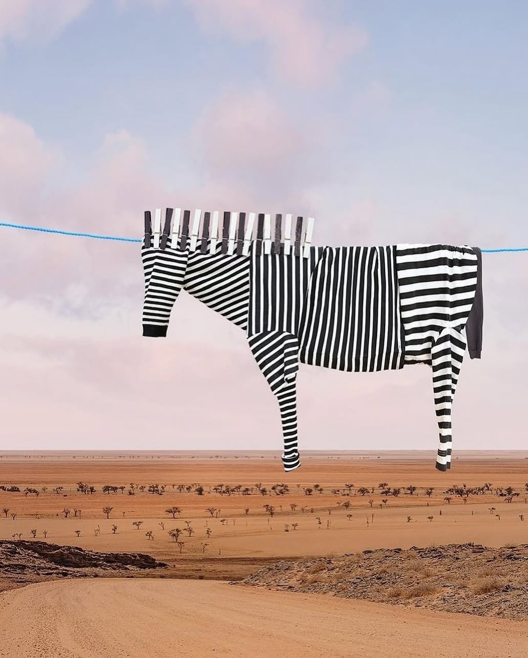 Artista londrina transforma roupas no estendal em personagens inéditas e as criações são inacreditáveis