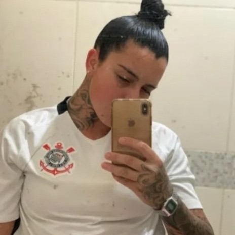 Carolina caiu para a morte de uma altura de 25 andares enquanto filmava um vídeo com o telefone