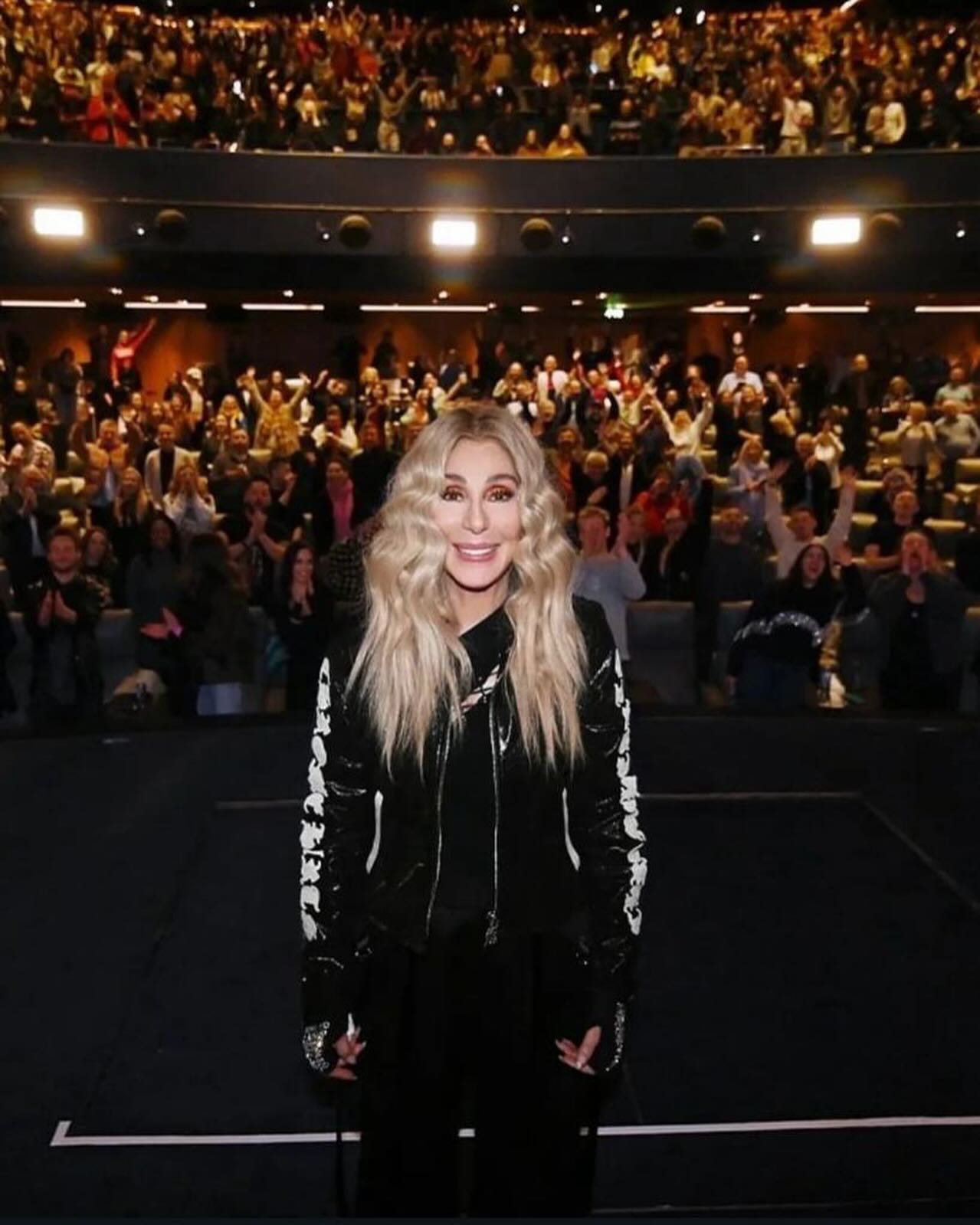 Cher pede tutela do filho de 47 anos. Cantora considera que Elijah não é capaz de gerir a fortuna