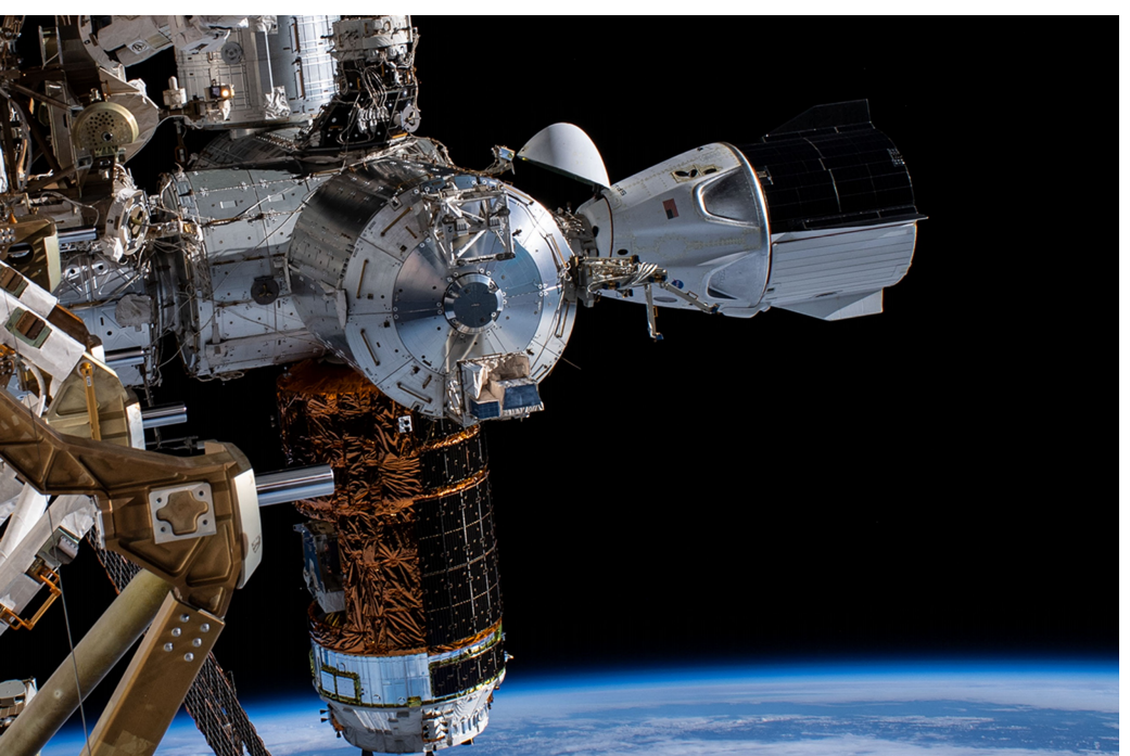 Da Flórida até à Estação Espacial em 27 horas e 33 minutos. Porque demora tanto a aproximação da Crew Dragon?