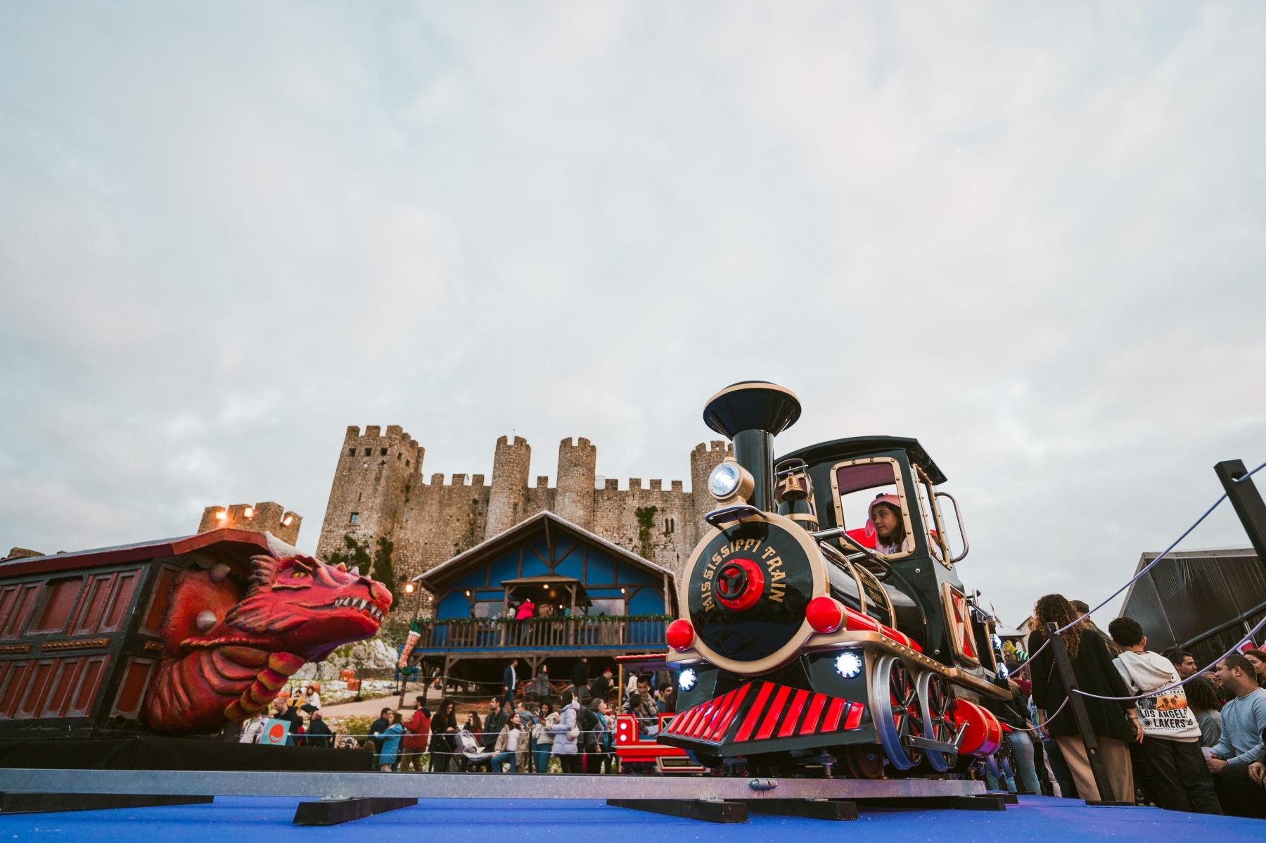 Pinturas faciais, pista de gelo e teatro. A magia do Natal está a chegar a Óbidos. Saiba quando