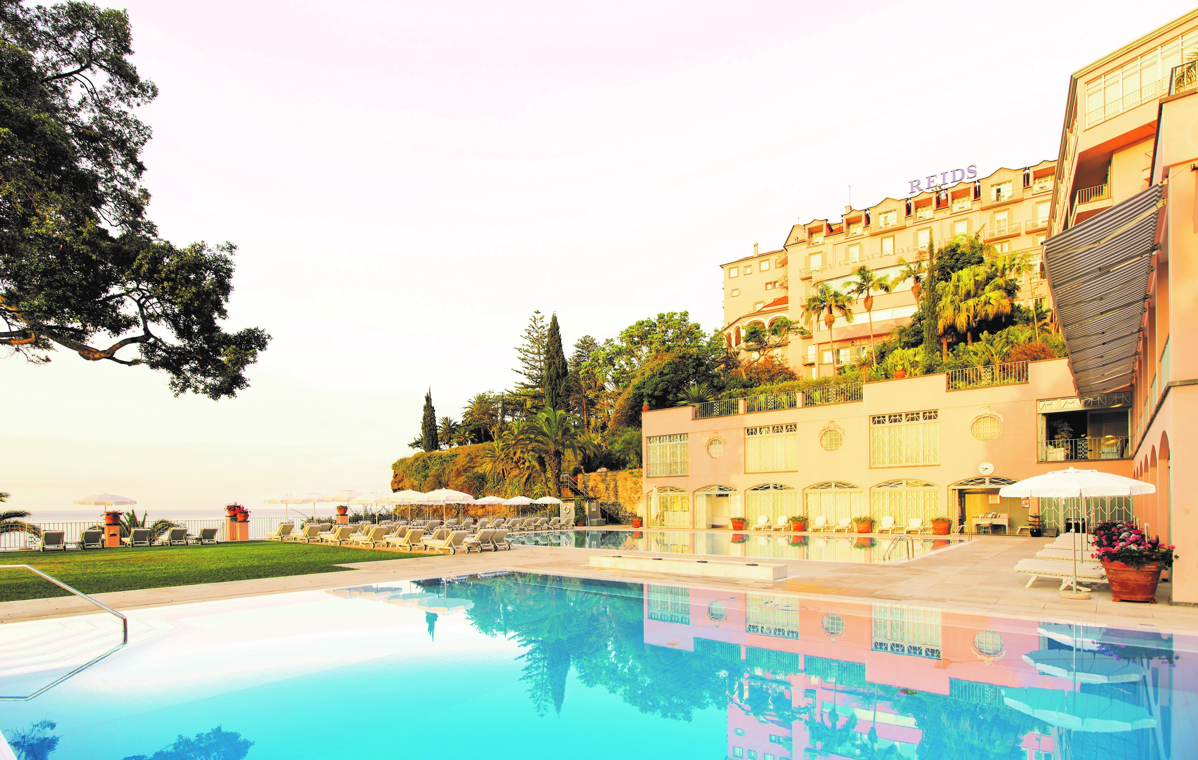 O hotel mais fabuloso do Funchal tem uma Pink Party para celebrar o verão — e já só queremos apanhar o próximo voo