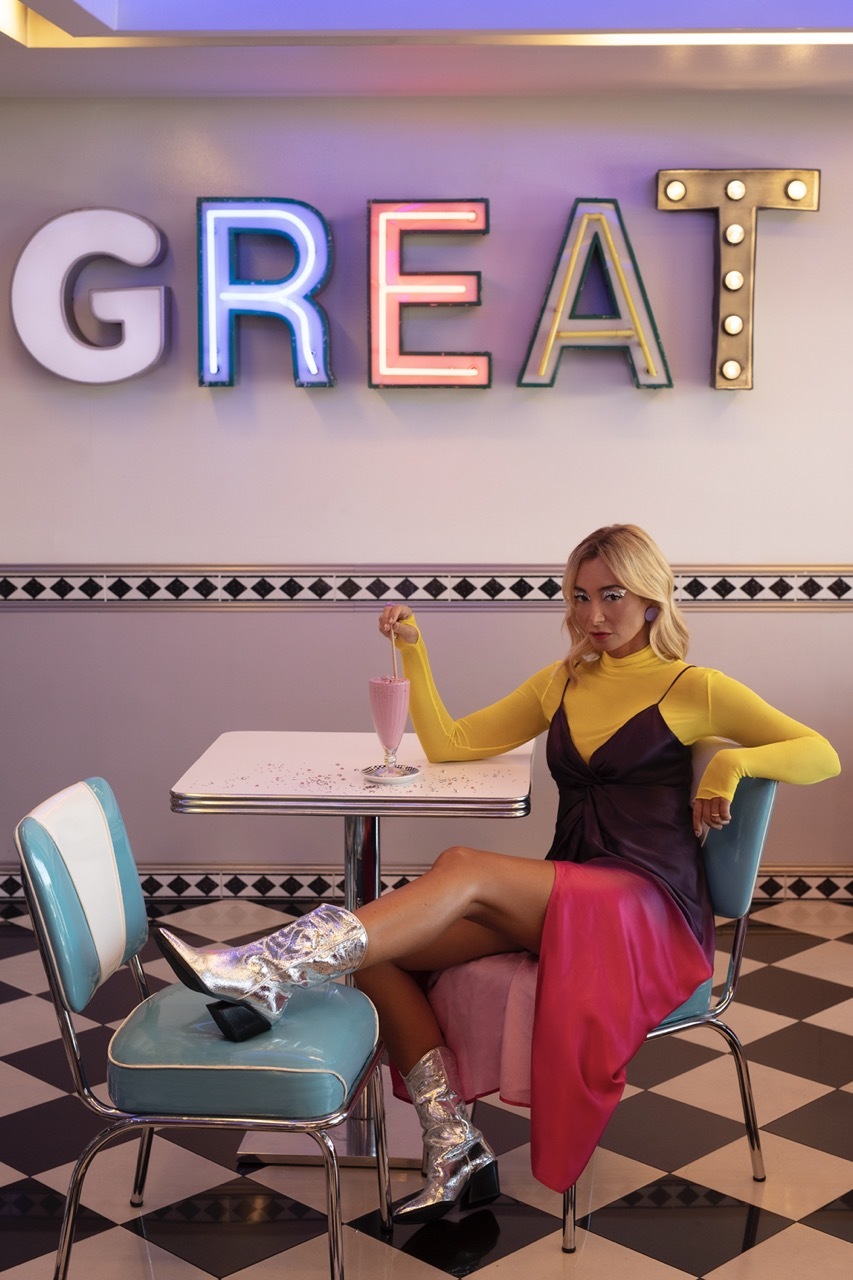 O glitter continua! As novas botas cowboy de Carina Caldeira iluminam qualquer look de outono