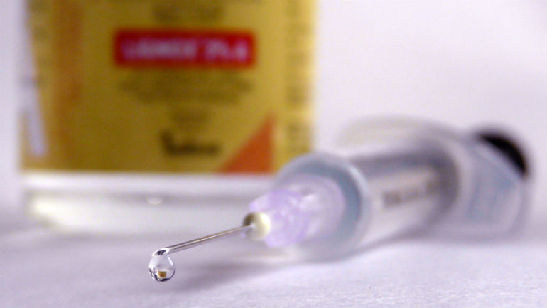 Jovens que nunca foram vacinados estão a desafiar os ideais dos pais e a procurar ajuda