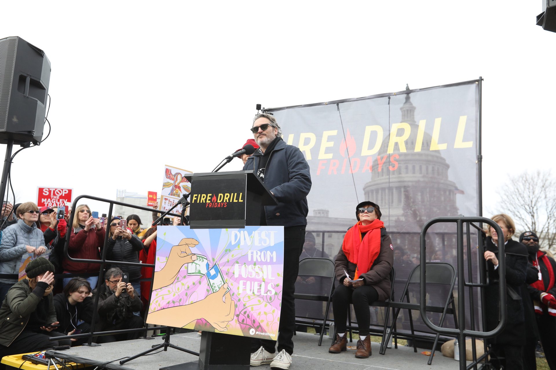 Joaquin Phoenix e Martin Sheen presos num protesto