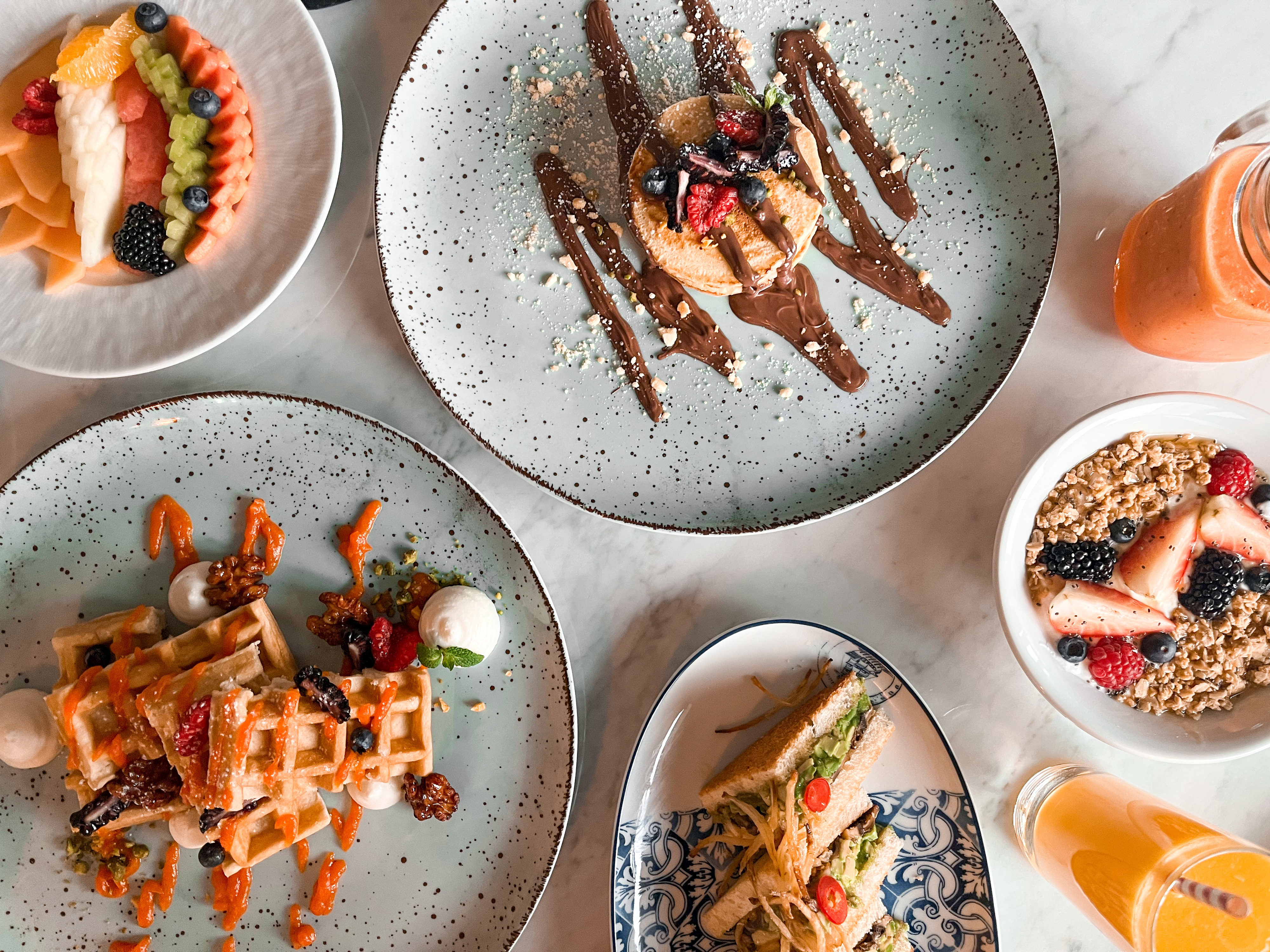 Bolo do caco e panquecas com doce de abóbora estão juntos num só brunch. Saiba onde fica