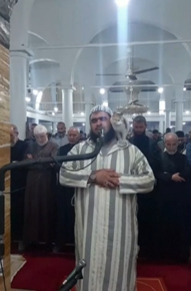 Gatinho religioso sobe para o ombro de sacerdote muçulmano durante oração (VÍDEO)