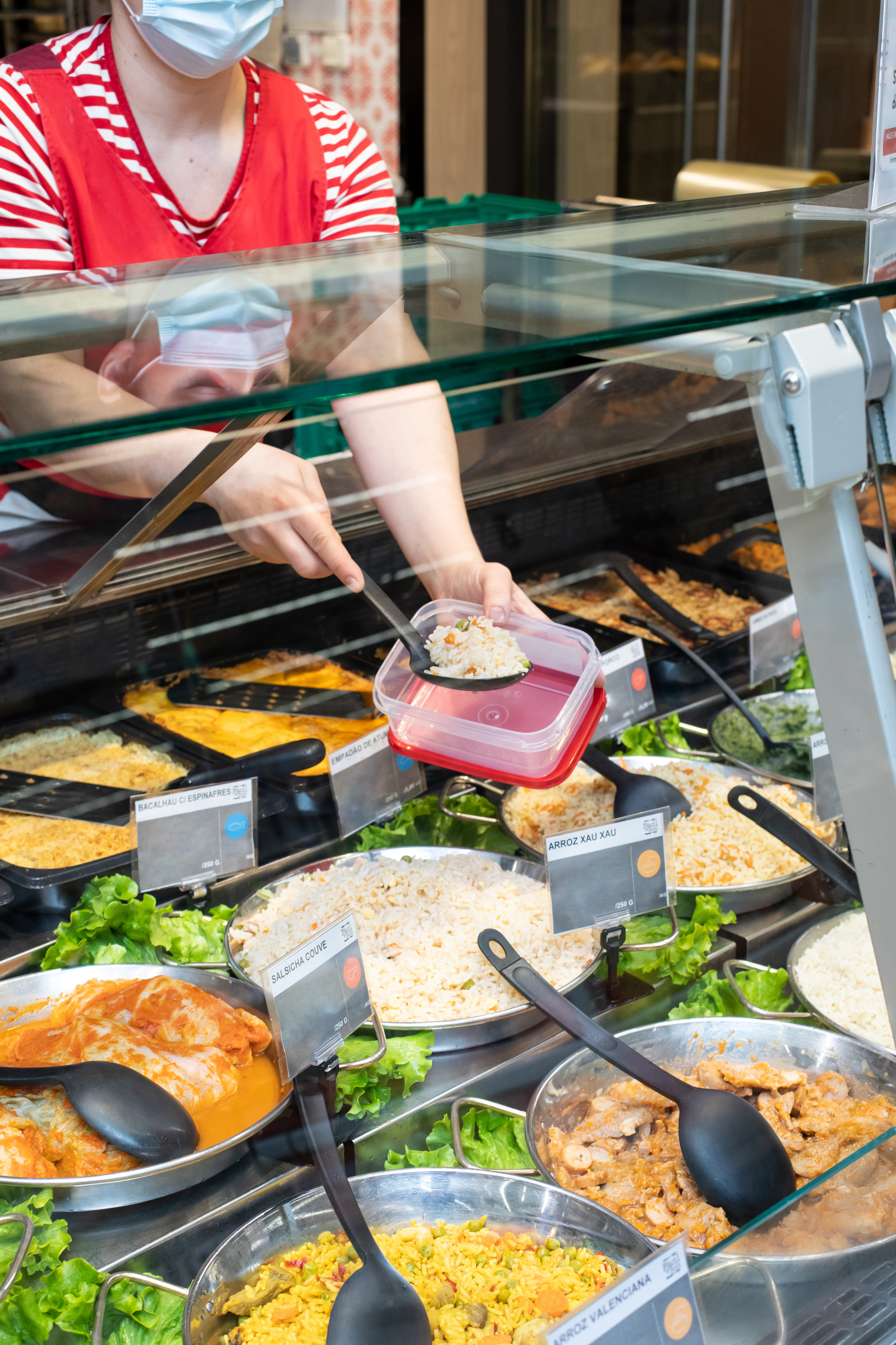 Continente. Já pode pegar nas suas caixas e enchê-las com queijo, fiambre ou frango assado