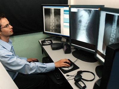 Neste novo terraço pode degustar tapas e cocktails junto ao rio, com DJ e uma zona lounge