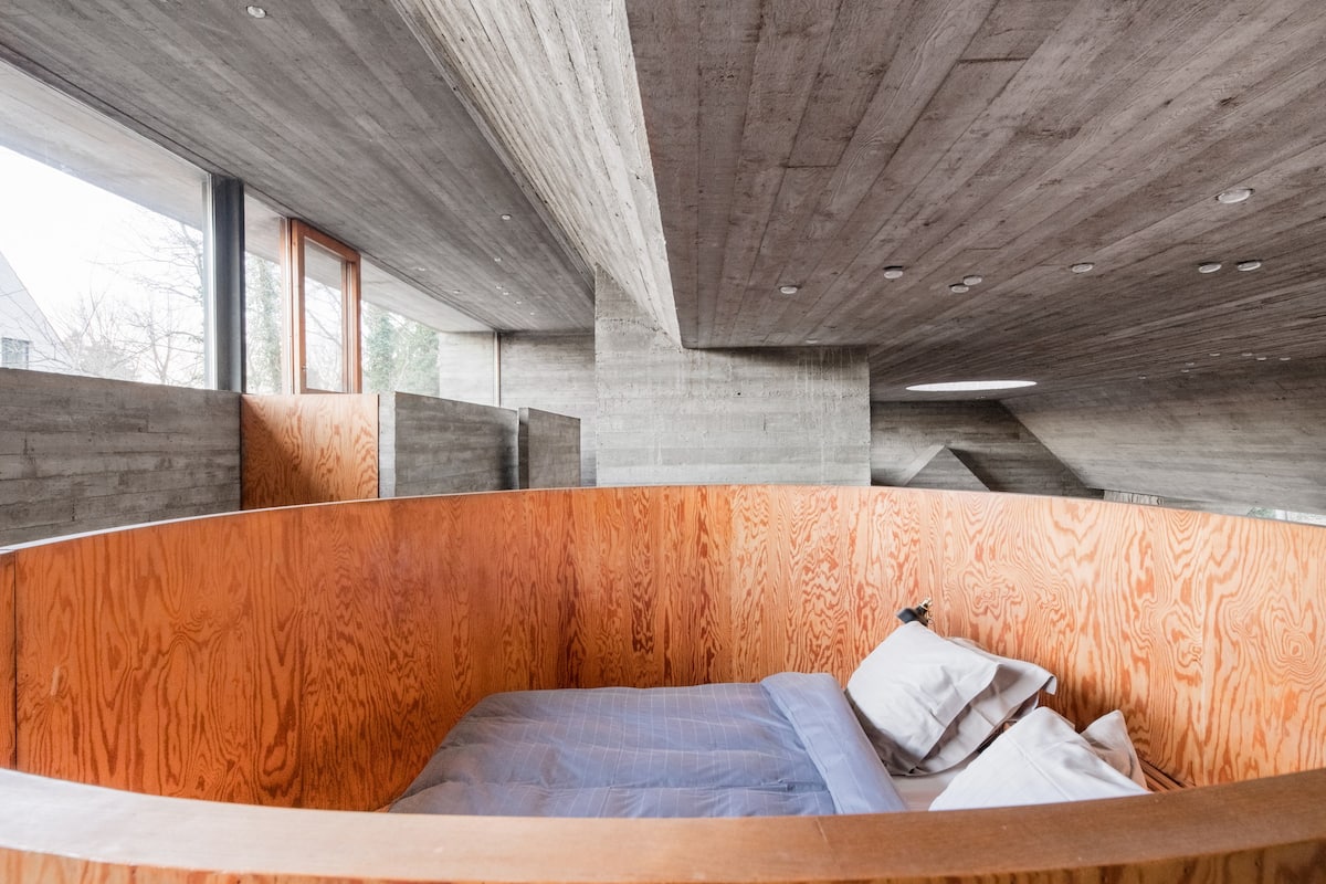 Já pode dormir na casa futurista cuja cama está escondida num círculo de madeira