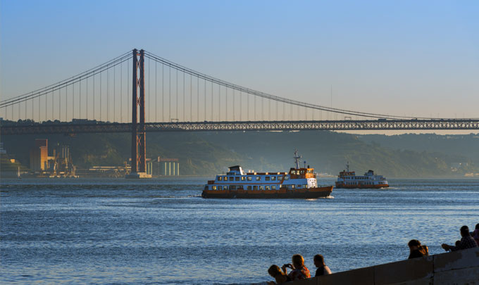Atenção, fãs de “Mamma Mia”. Vão poder ouvir os maiores sucessos dos ABBA num cruzeiro pelo rio Tejo, ao pôr do sol