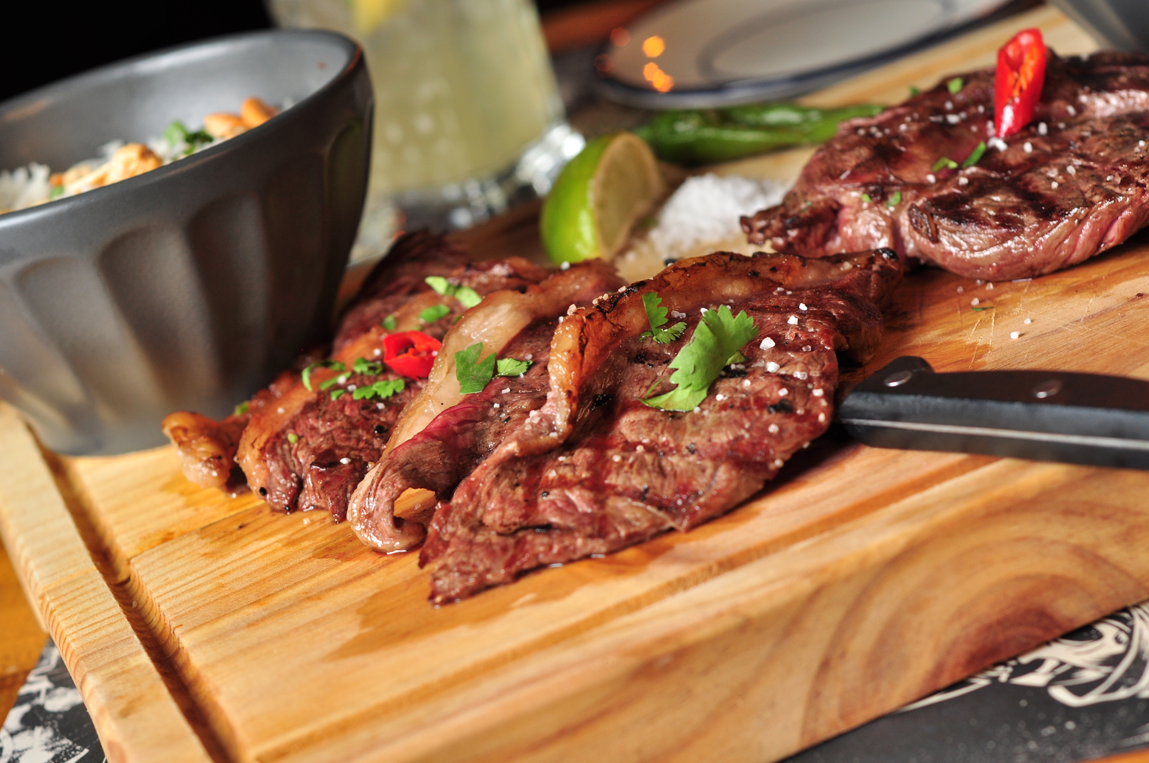 Alerta, fãs de carne. O Contrabando têm um novo menu premium (e as estrelas são a picanha e o entrecôte)