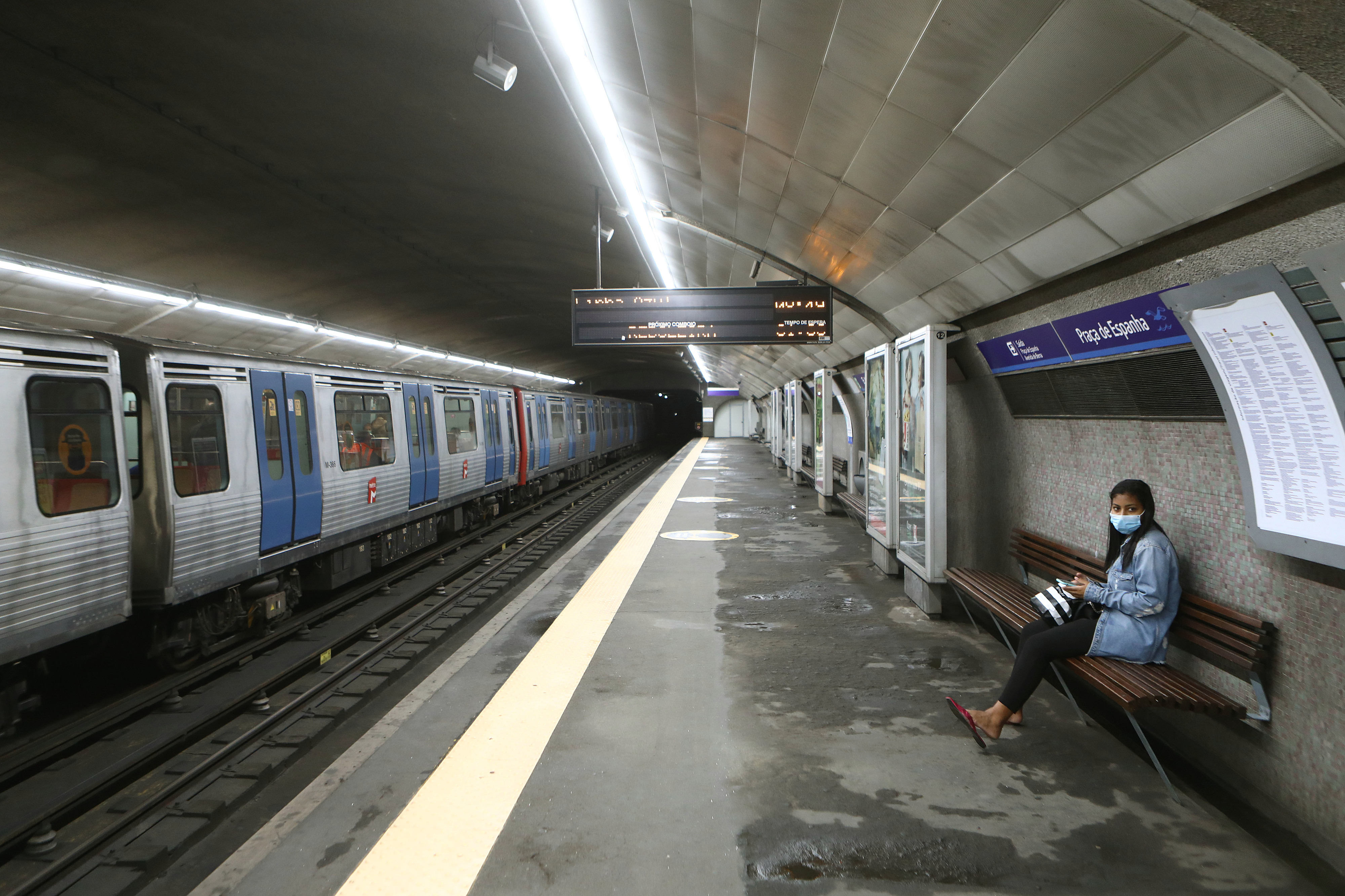 Circulação na linha Azul do metro de Lisboa interrompida por avaria de comboio