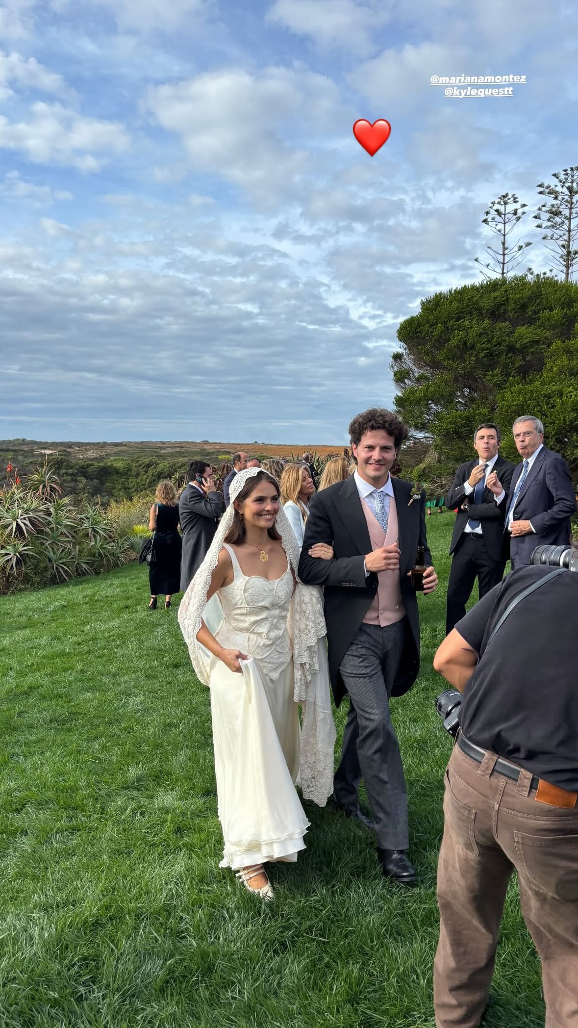 Neta de Cavaco Silva já é uma mulher casada. Veja as fotos da cerimónia (e as caras que estiveram presentes)