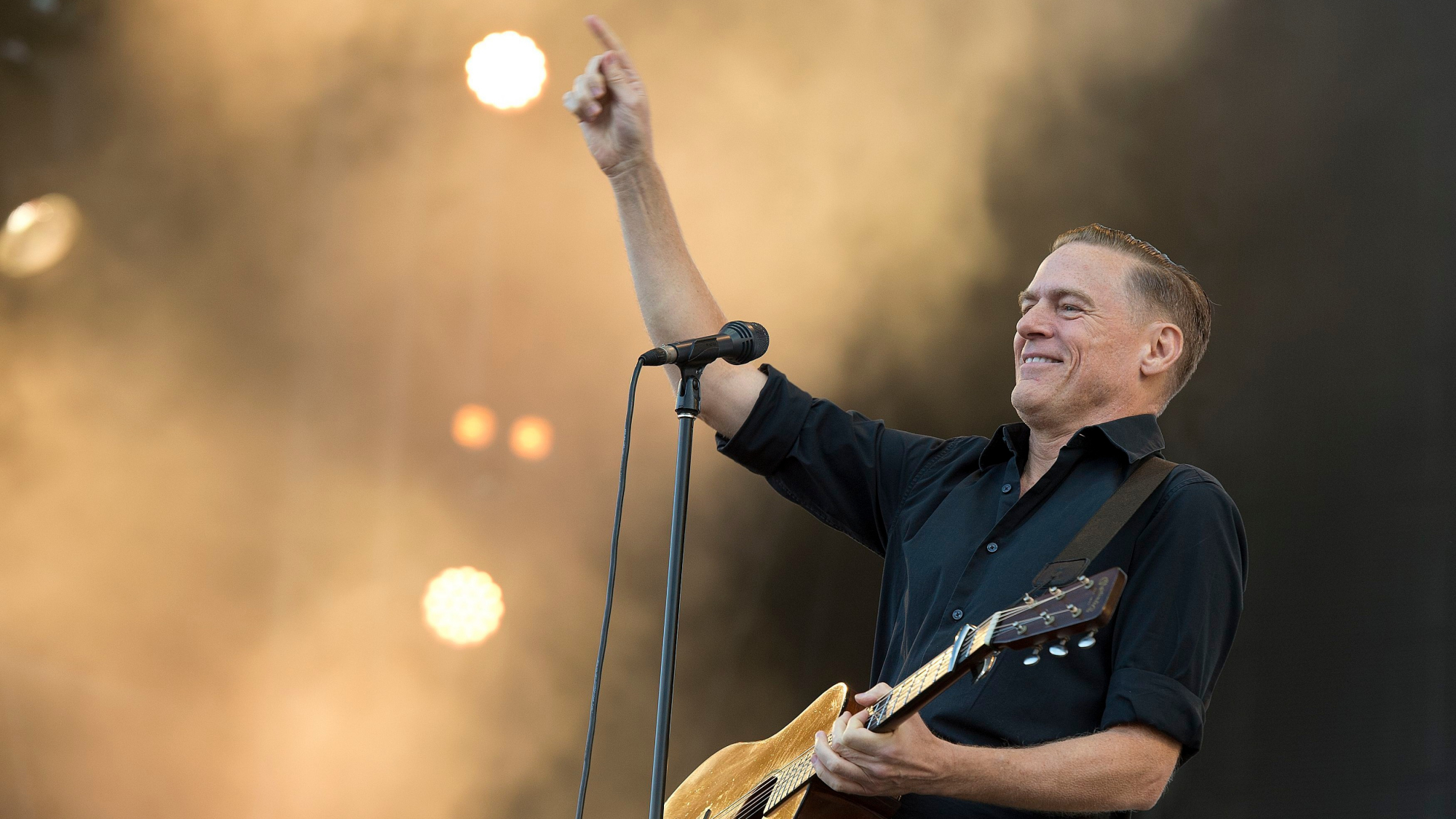 Da fotografia à atuação com uma concorrente do “Big Brother”. 3 pontos que ligam Bryan Adams a Portugal