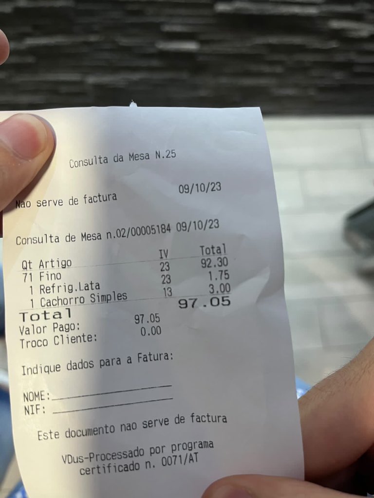 Grupo de amigos foi “tomar um café” e a conta viralizou nas redes sociais. Perceba porquê