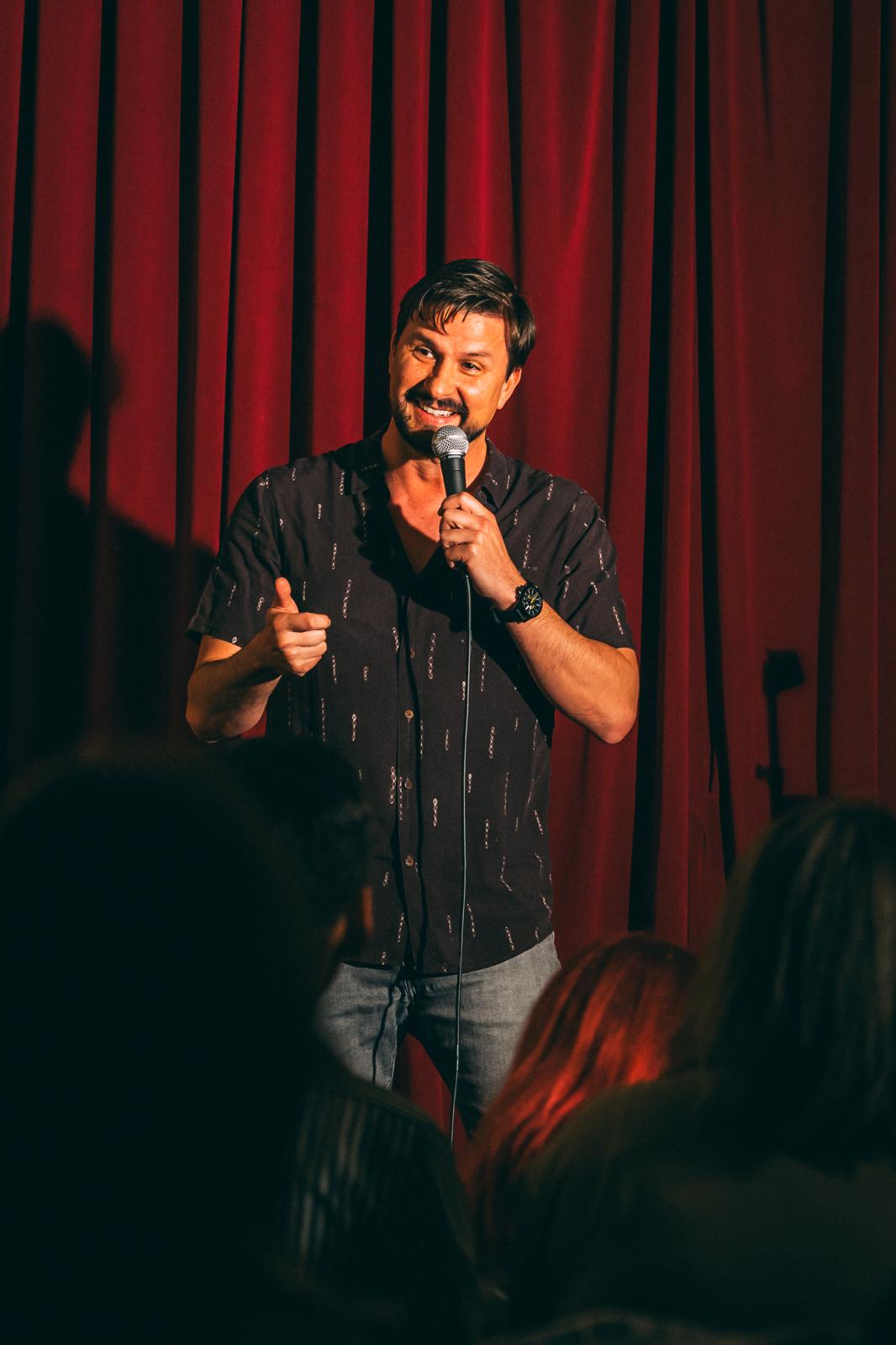 Hugo Sousa leva as suas “Premissas” até Lisboa num stand up repleto de humor (e sacos de plástico). Saiba tudo