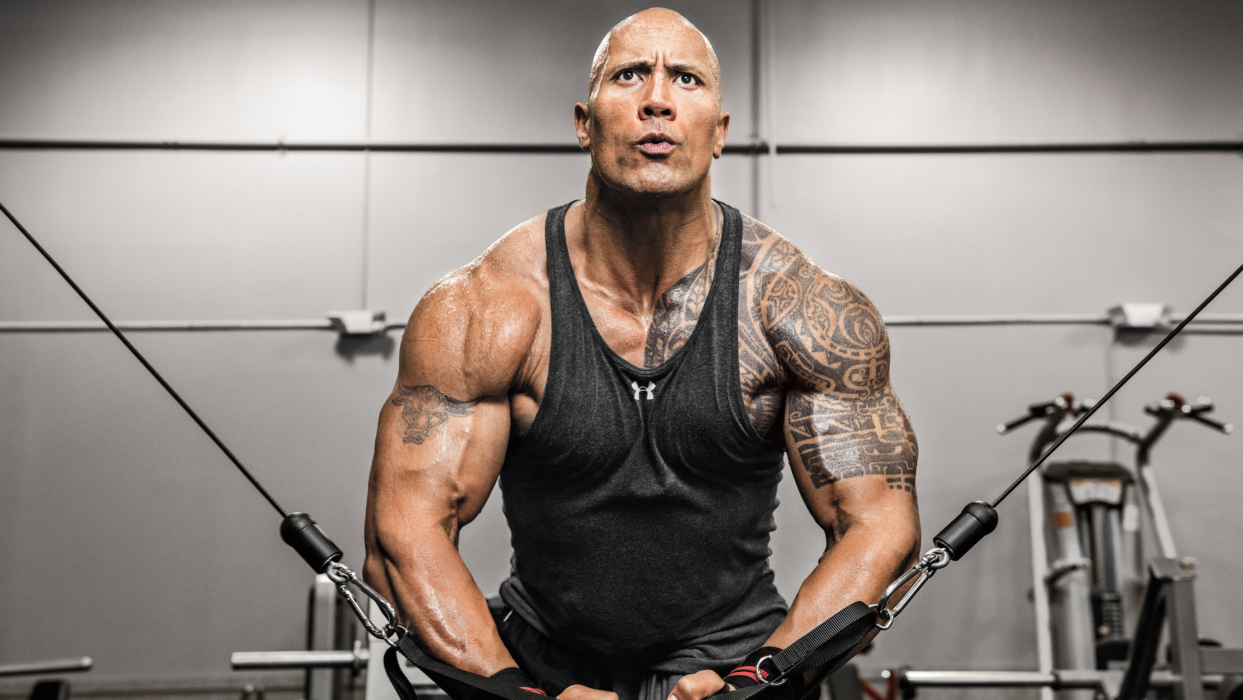 Quase 30 quilos mais magro, Dwayne Johnson surpreende com novo físico em Veneza. Veja o antes e depois