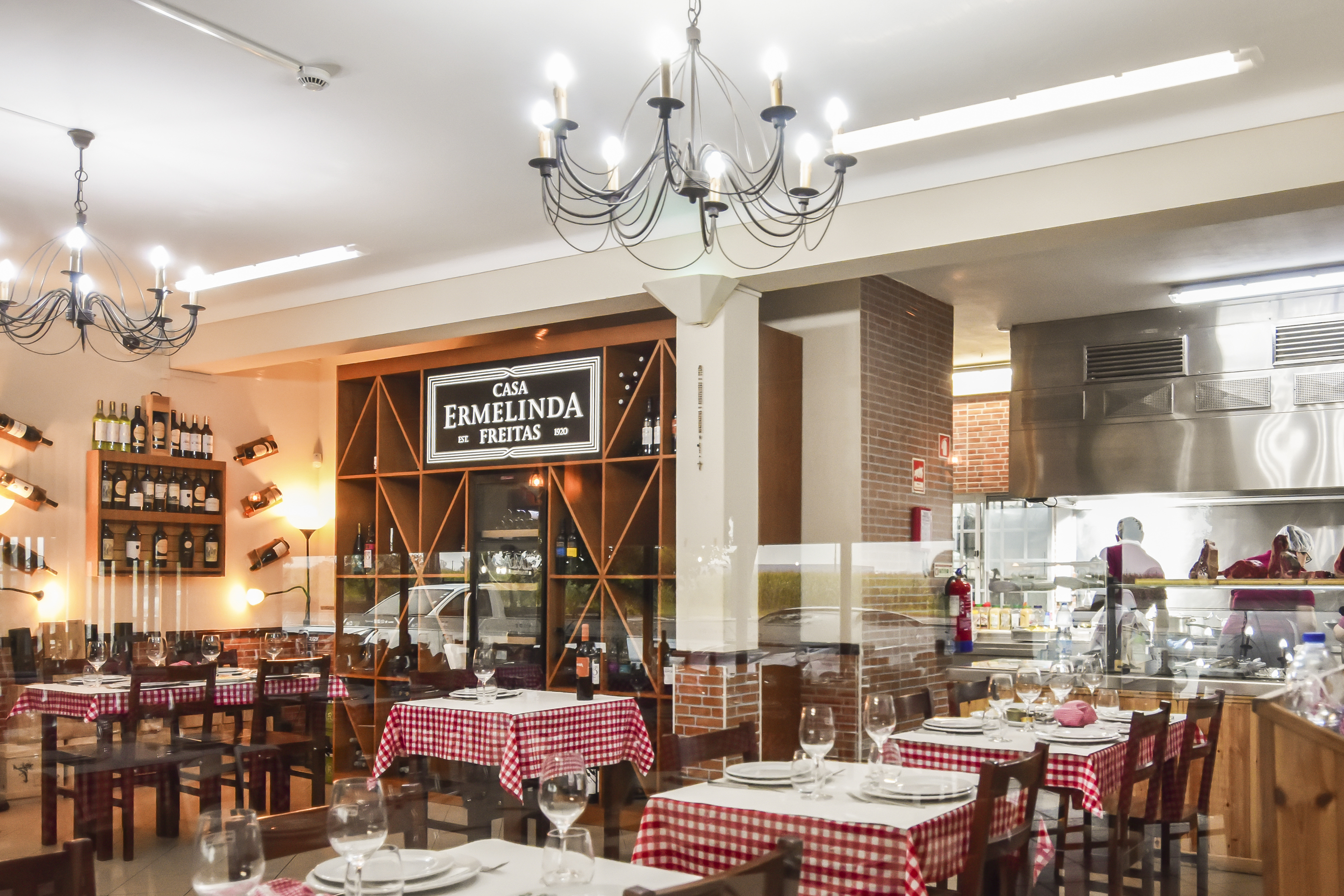 Neste restaurante, a carne come-se com ovos rotos e a sobremesa vem a arder. E é de chorar por mais