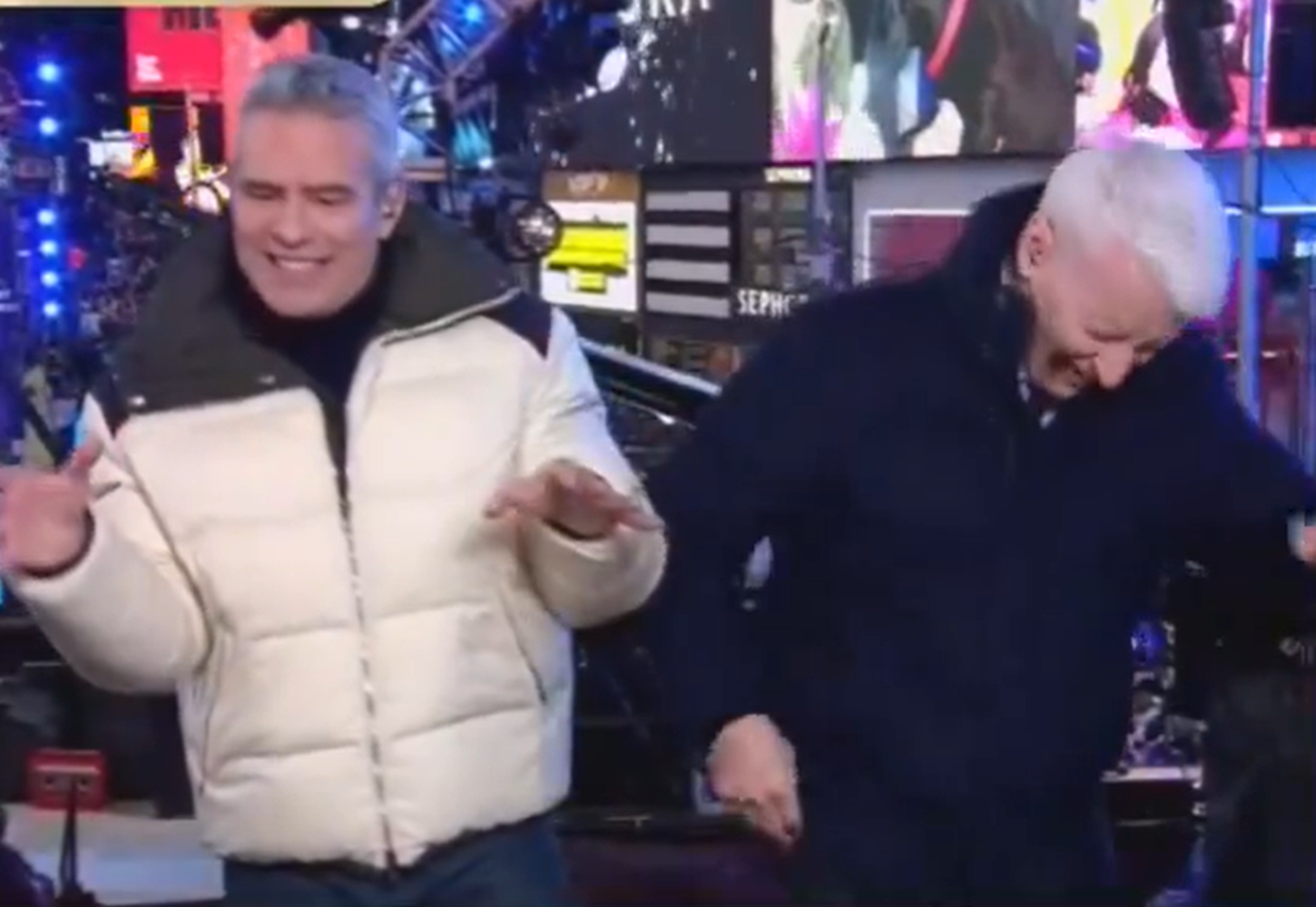 Pivô da CNN fica ‘alegre’ durante emissão de ano novo e não consegue parar de rir. Veja os vídeos hilariantes