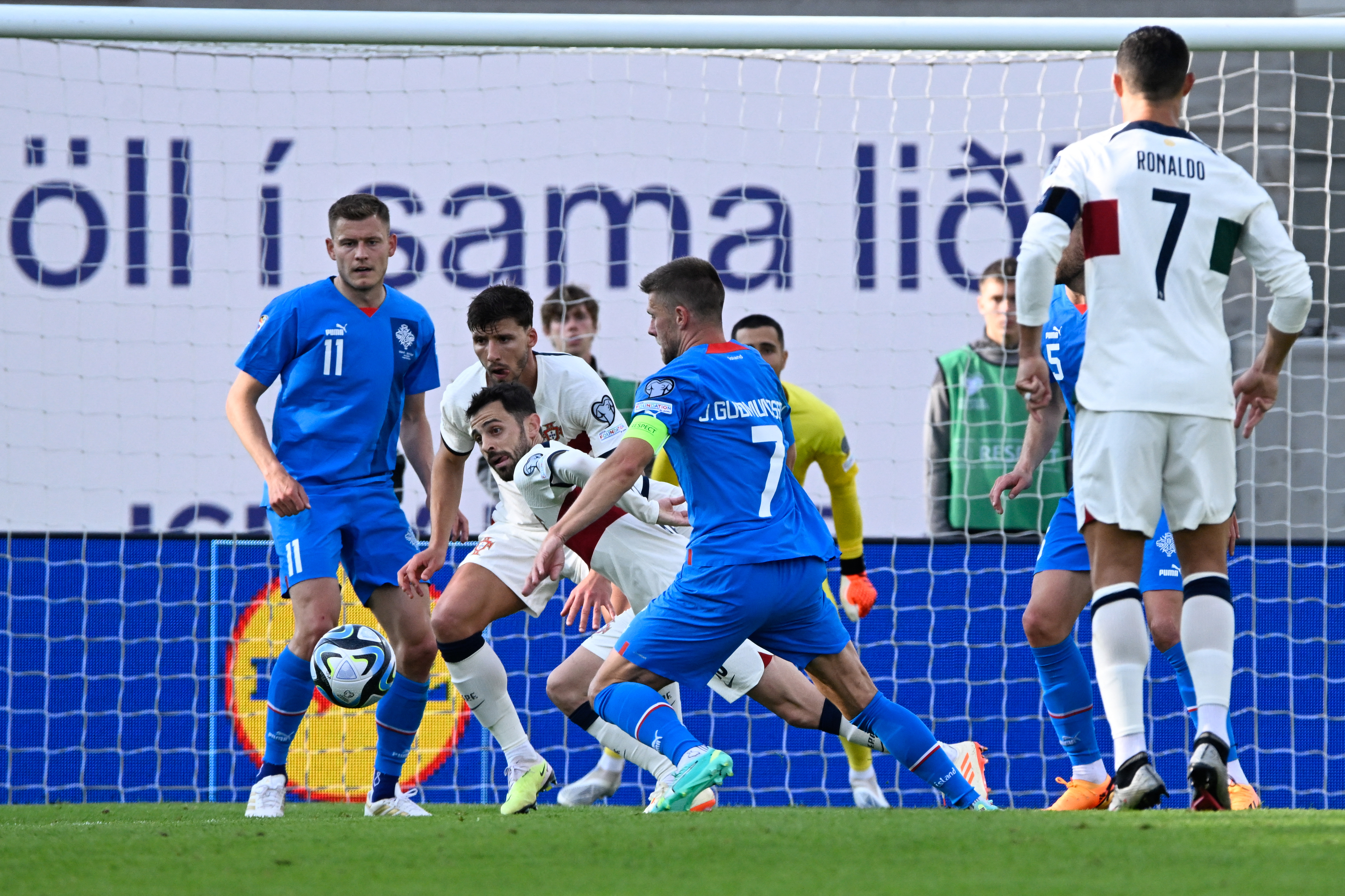 Eliminatórias Euro 2024: em seu jogo 200 por Portugal, Cristiano mantém a  Seleção a 100% - Jornal Mundo Lusíada