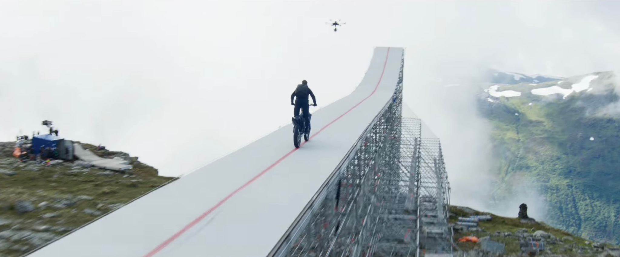 Veja o vídeo inacreditável de Tom Cruise a saltar de um penhasco em cima de uma mota. Ator repetiu a proeza 6 vezes