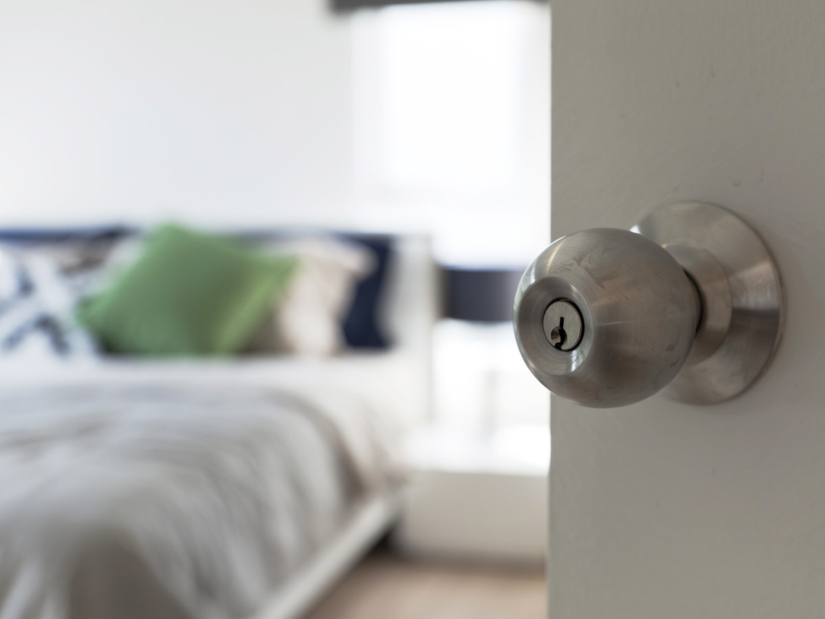 Em caso de incêndio, é mais seguro dormir com a porta do quarto aberta ou fechada? (vai ficar surpreendido)